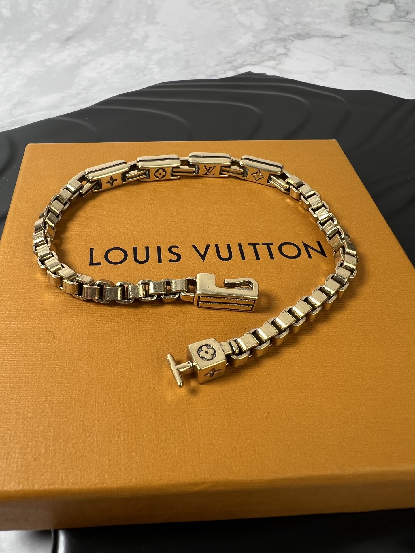 LV高仿銀色方節手鍊經典刻紋百搭造型｜歐美奢侈品精品推薦