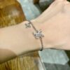 LV 高仿女士鋯鑽Logo手鏈 精緻小花吊飾 百搭時尚｜歐美奢侈品精品推薦