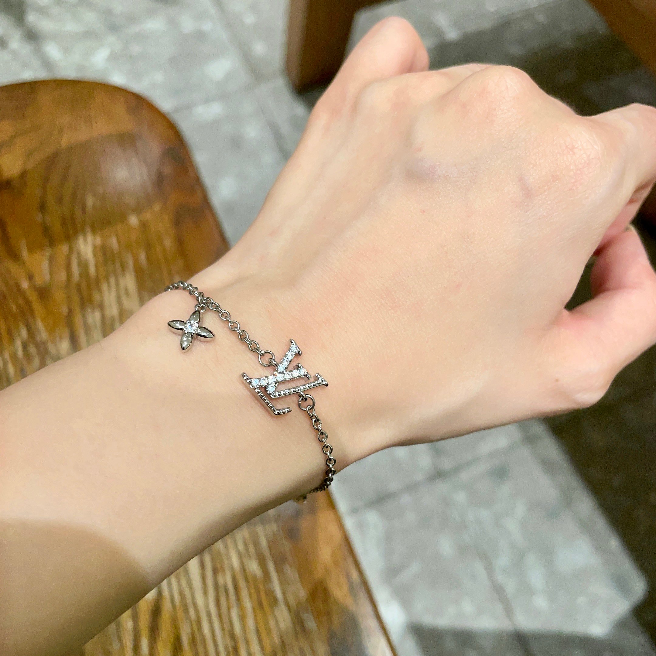 LV 高仿女士鋯鑽Logo手鏈 精緻小花吊飾 百搭時尚｜歐美奢侈品精品推薦