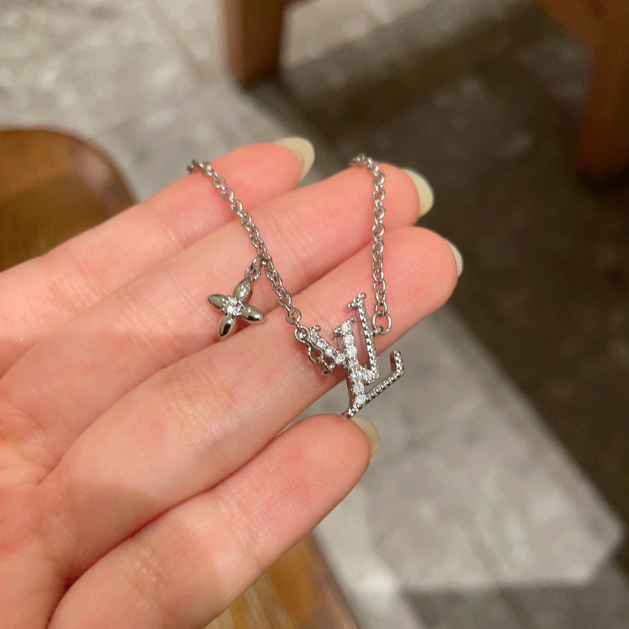 LV 高仿女士鋯鑽Logo手鏈 精緻小花吊飾 百搭時尚｜歐美奢侈品精品推薦