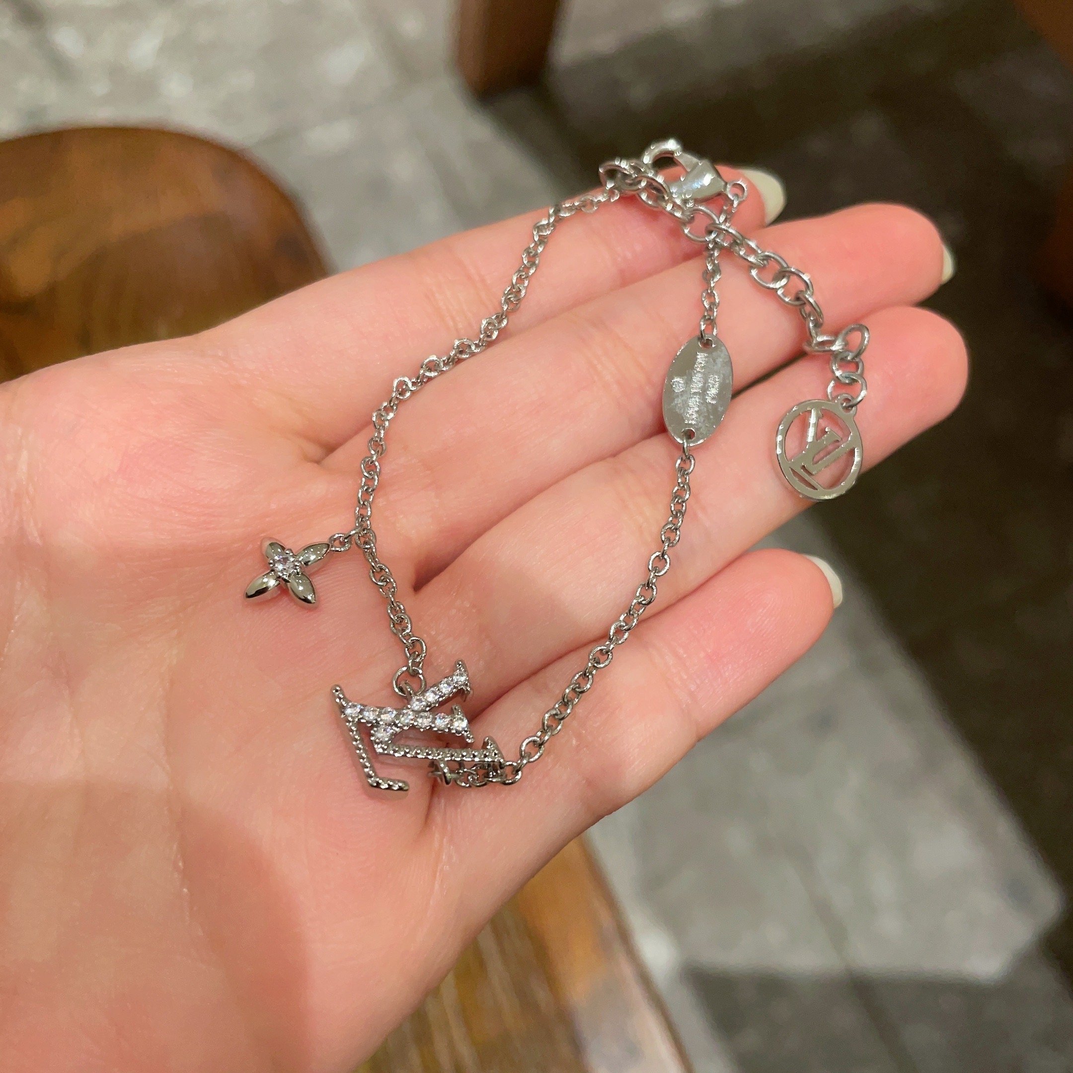 LV 高仿女士鋯鑽Logo手鏈 精緻小花吊飾 百搭時尚｜歐美奢侈品精品推薦