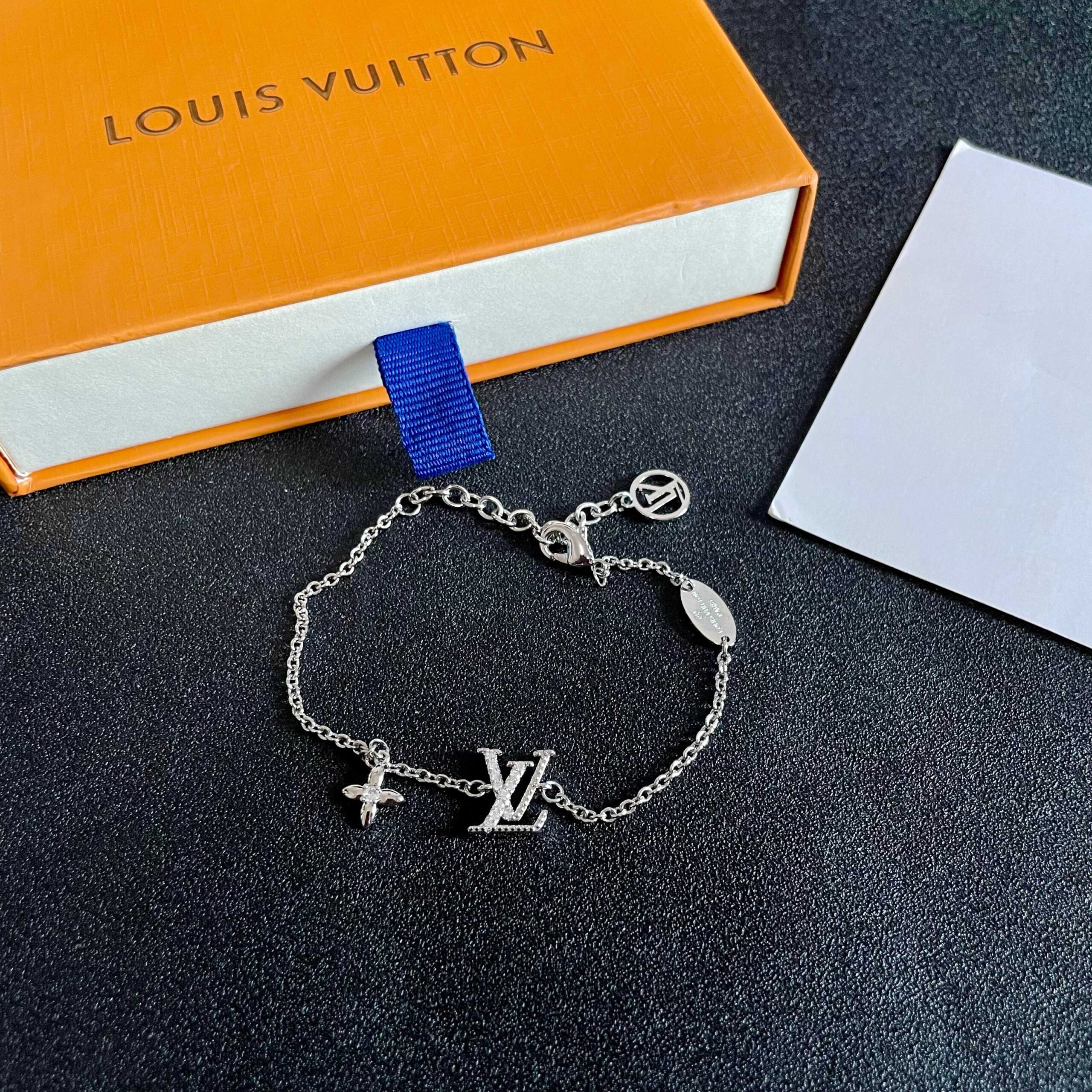 LV 高仿女士鋯鑽Logo手鏈 精緻小花吊飾 百搭時尚｜歐美奢侈品精品推薦