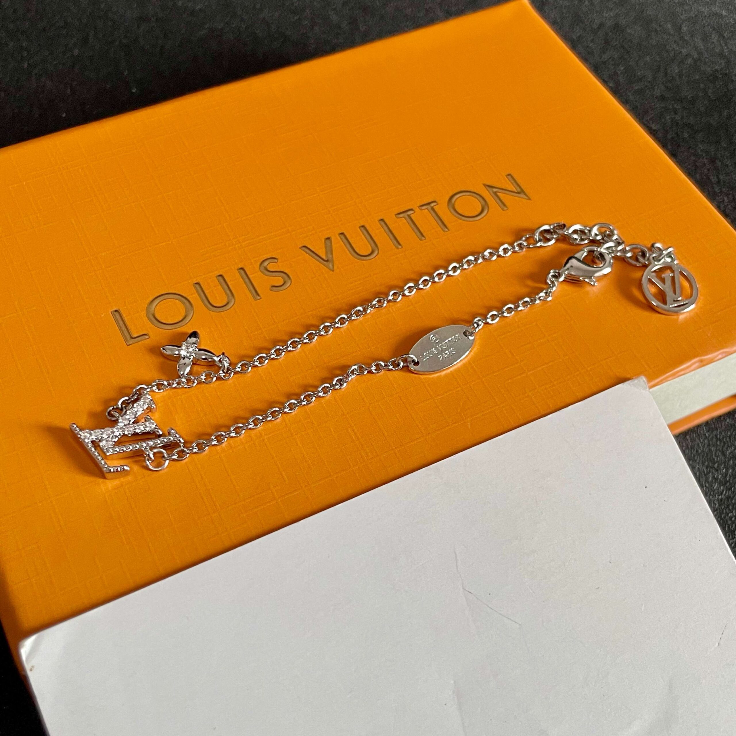 LV 高仿女士鋯鑽Logo手鏈 精緻小花吊飾 百搭時尚｜歐美奢侈品精品推薦