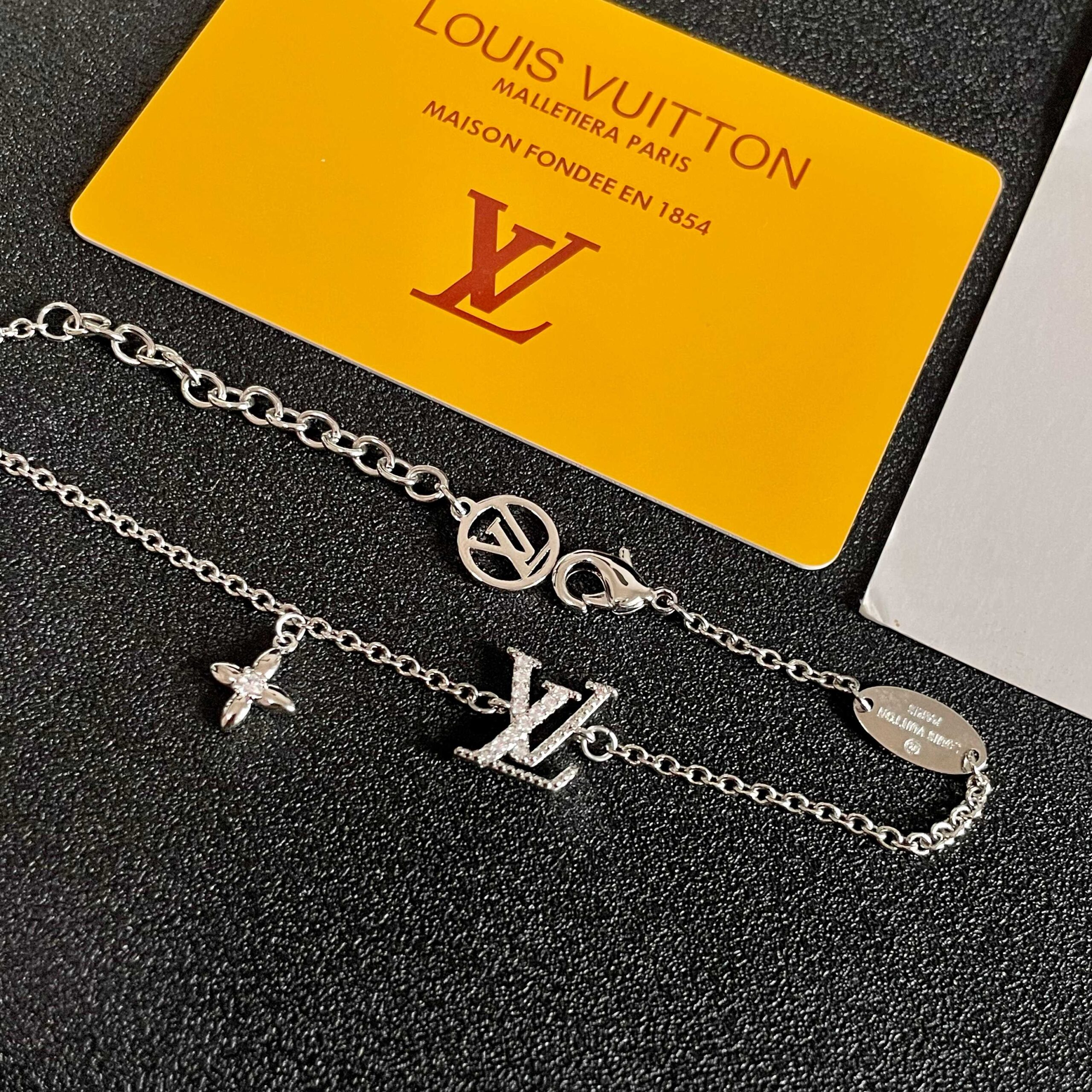 LV 高仿女士鋯鑽Logo手鏈 精緻小花吊飾 百搭時尚｜歐美奢侈品精品推薦