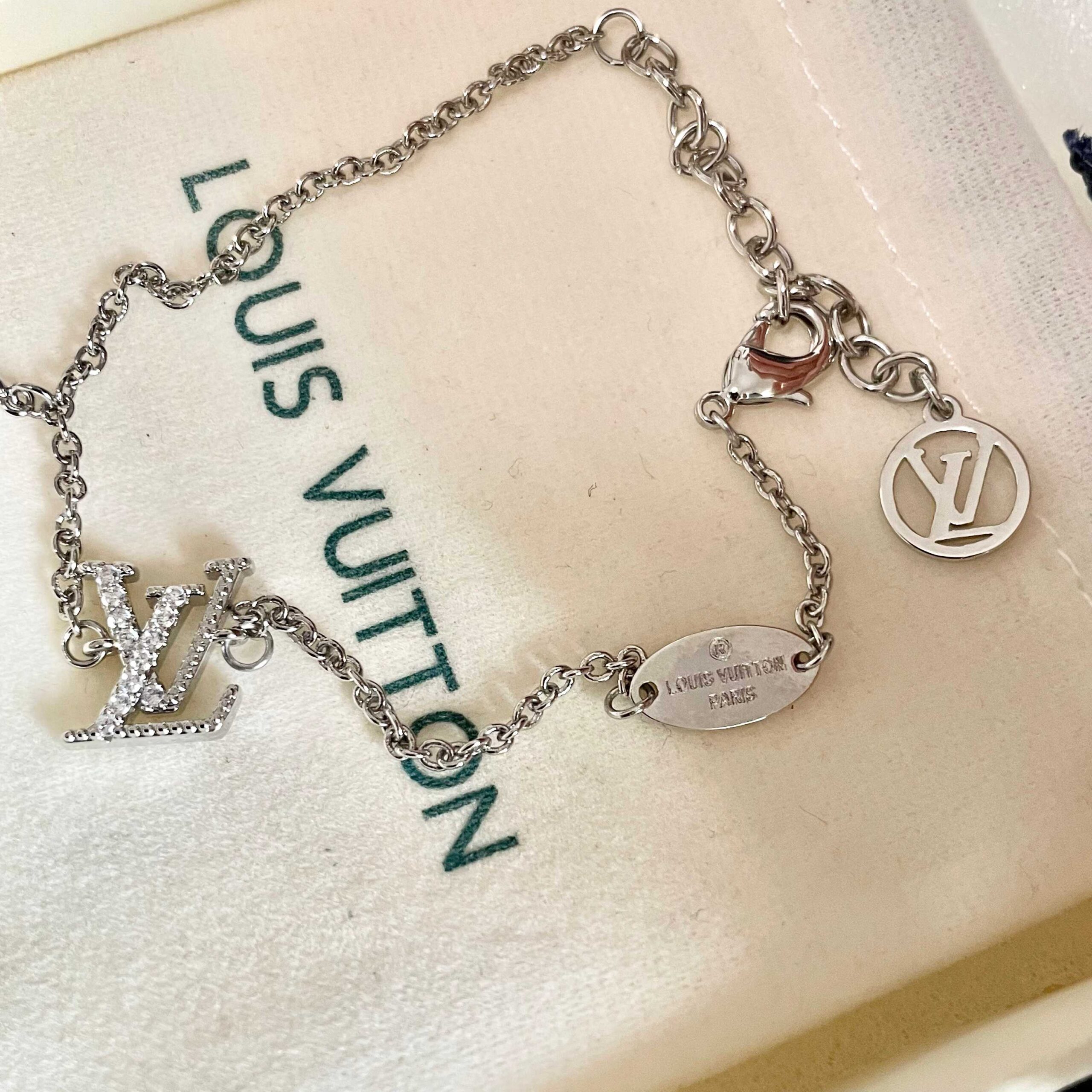 LV 高仿女士鋯鑽Logo手鏈 精緻小花吊飾 百搭時尚｜歐美奢侈品精品推薦