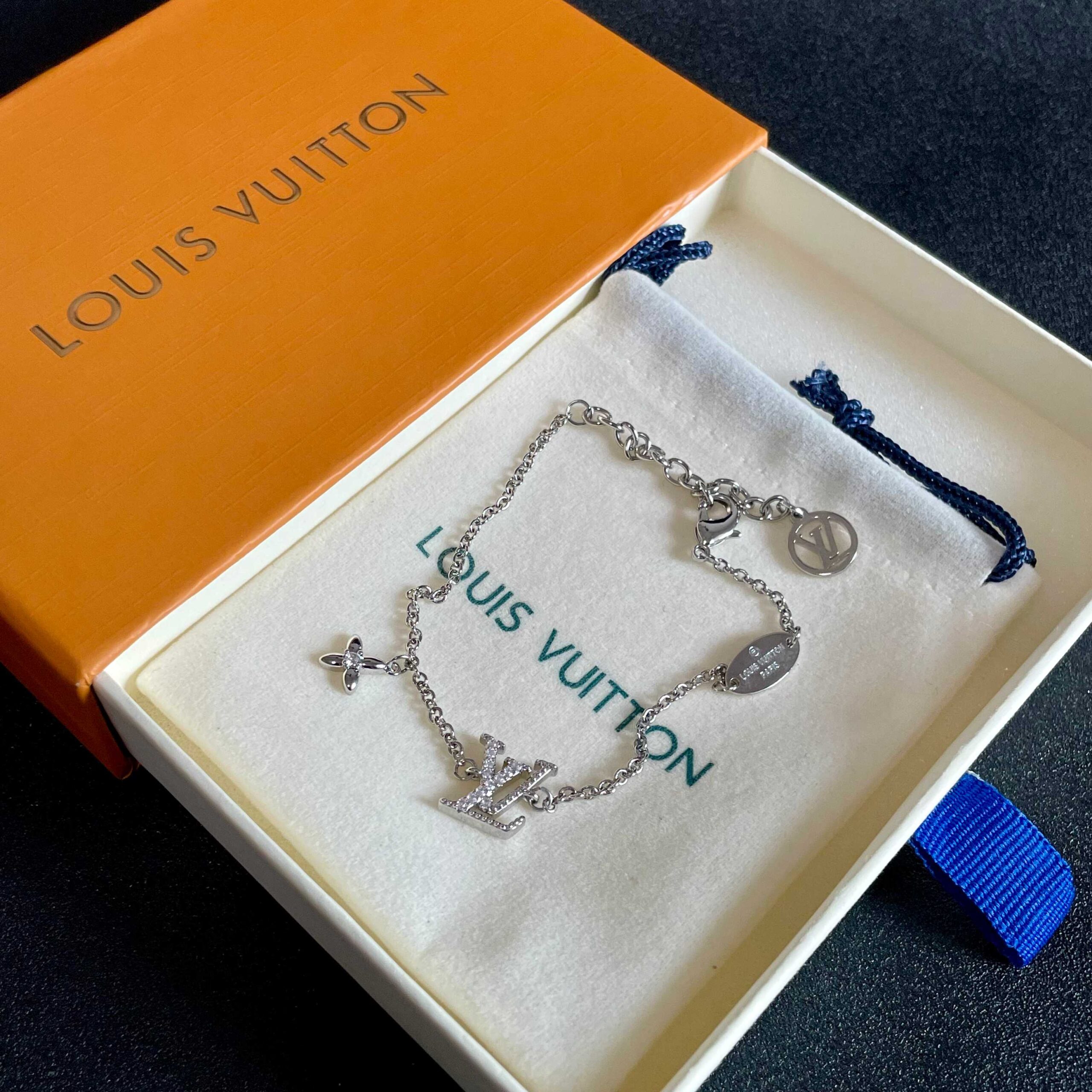 LV 高仿女士鋯鑽Logo手鏈 精緻小花吊飾 百搭時尚｜歐美奢侈品精品推薦