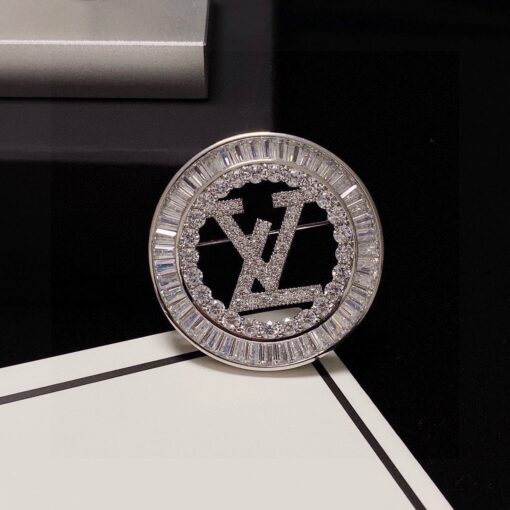 LV高仿女士滿鑽圓形Logo胸針精緻閃耀百搭款