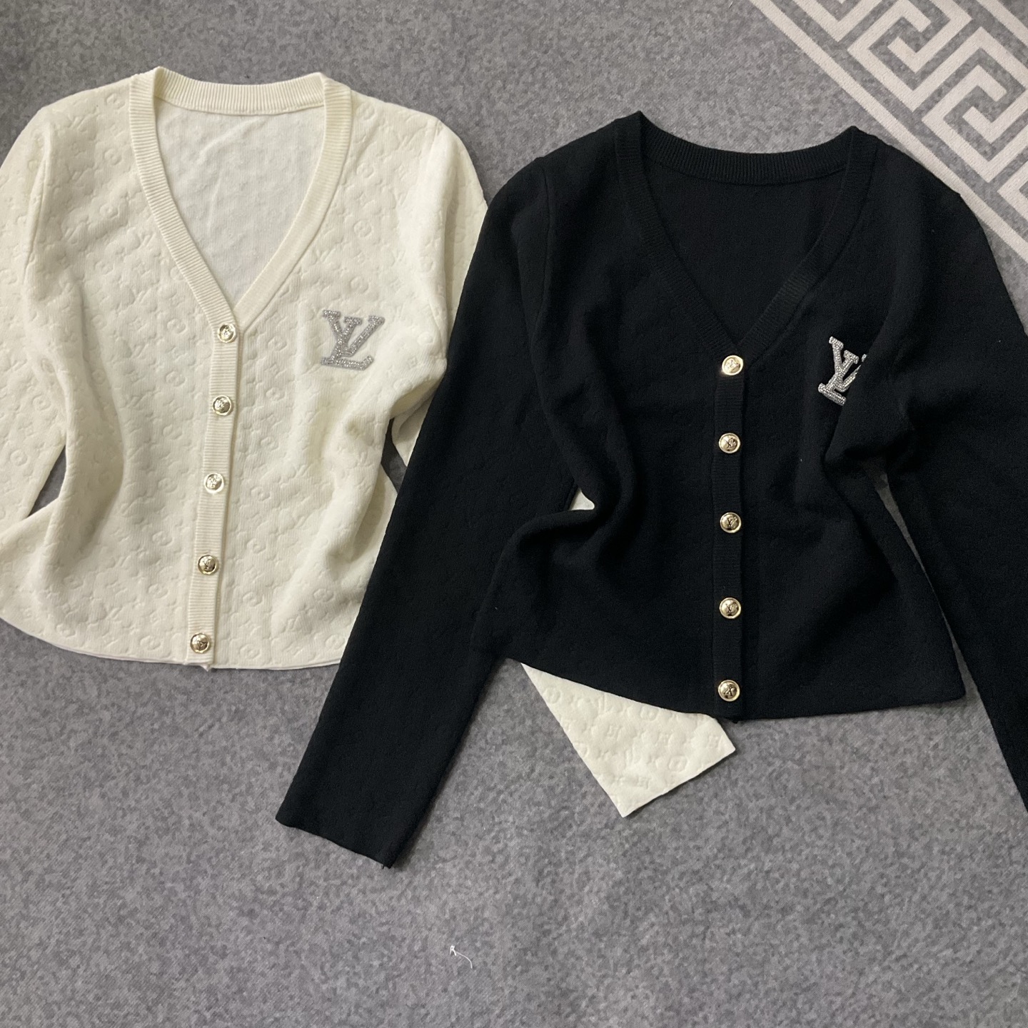 LV 高仿 女士針織開衫外套 經典字母刺繡 簡約百搭｜歐美奢侈品精品推薦