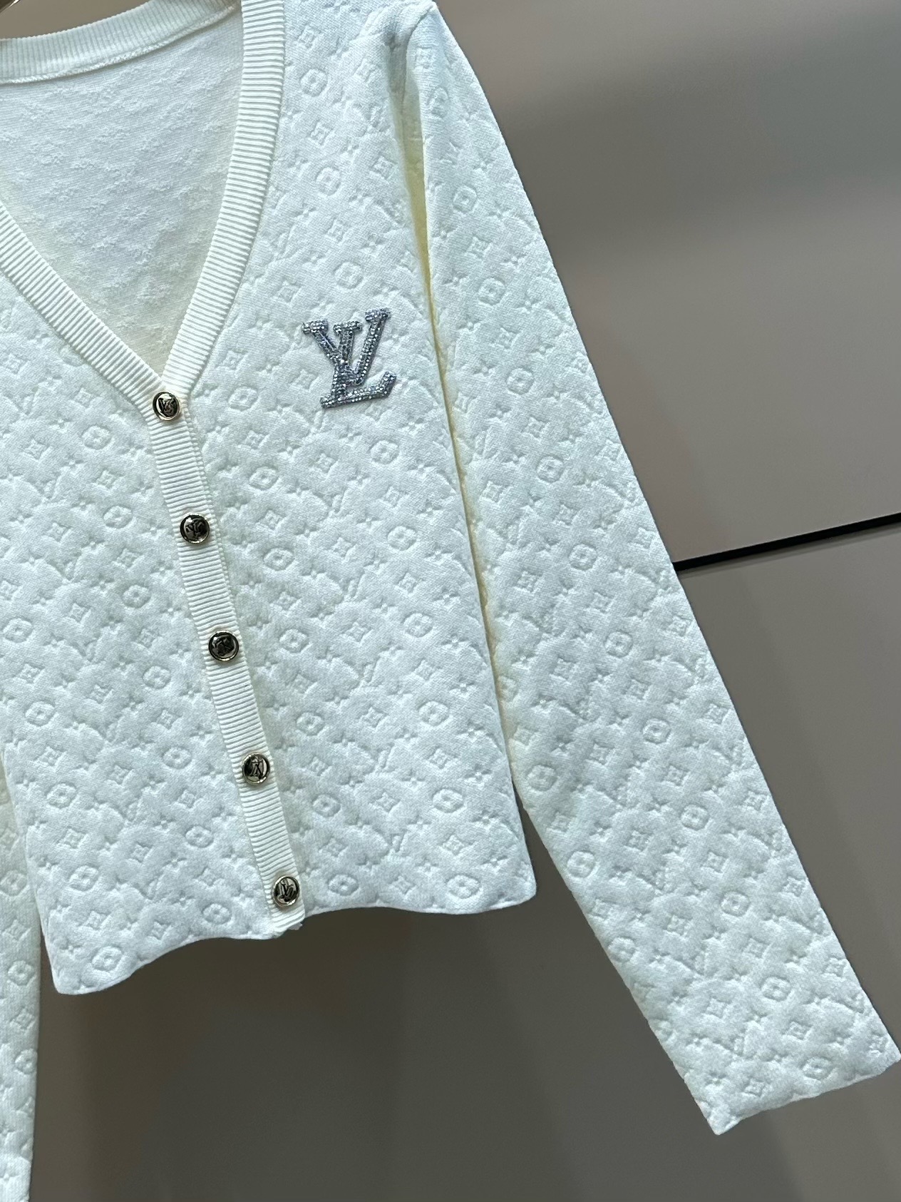 LV高仿白色V領Logo針織開衫外套氣質百搭款｜歐美奢侈品精品推薦