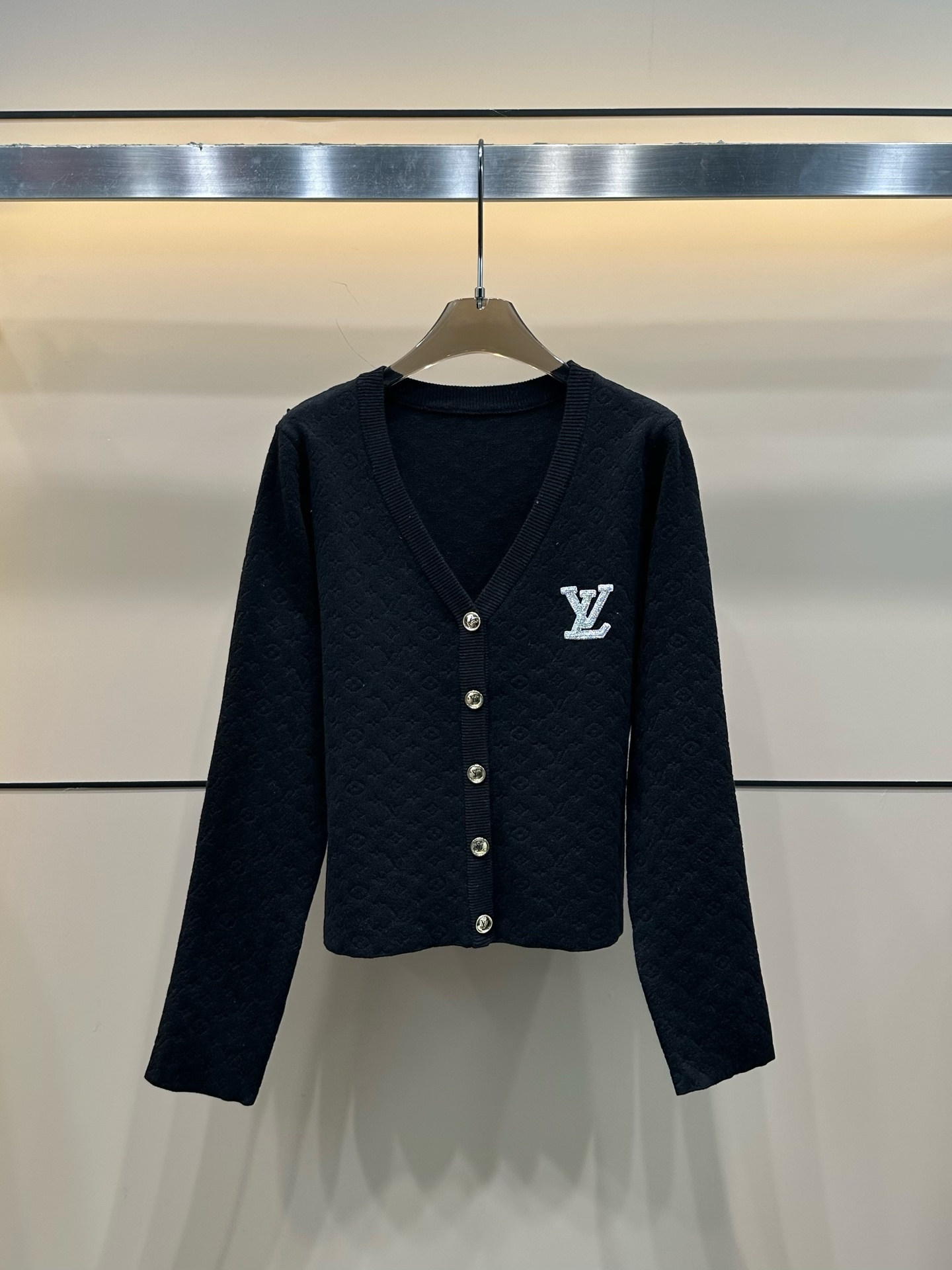 LV高仿白色V領Logo針織開衫外套氣質百搭款｜歐美奢侈品精品推薦