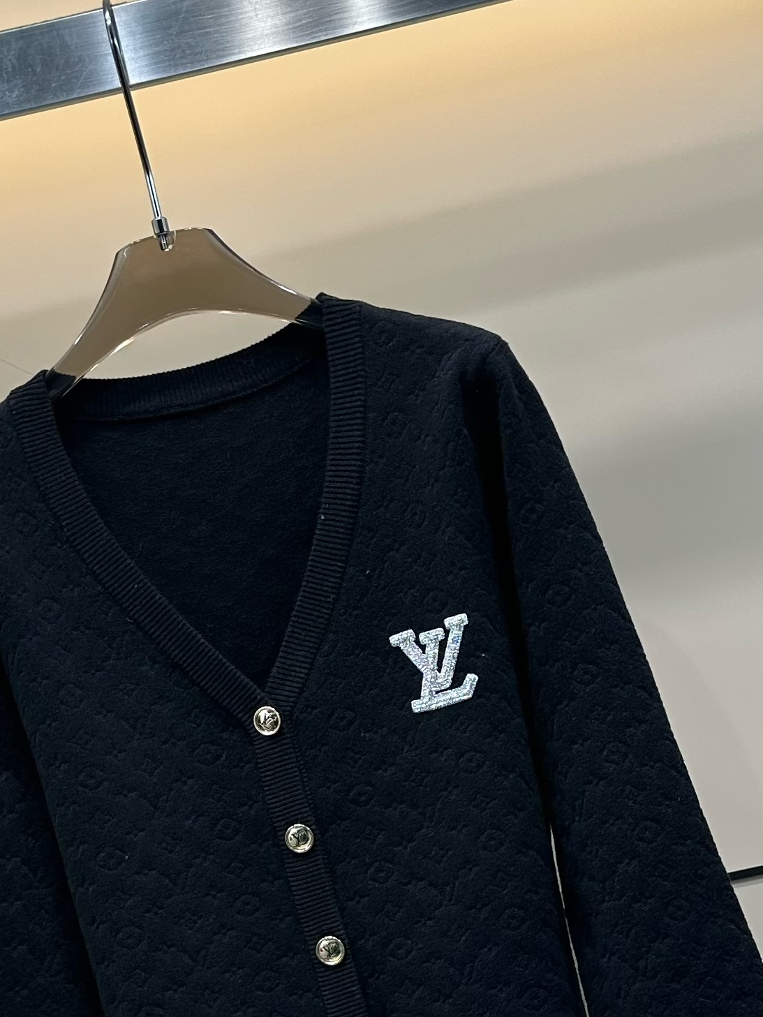 LV高仿白色V領Logo針織開衫外套氣質百搭款｜歐美奢侈品精品推薦