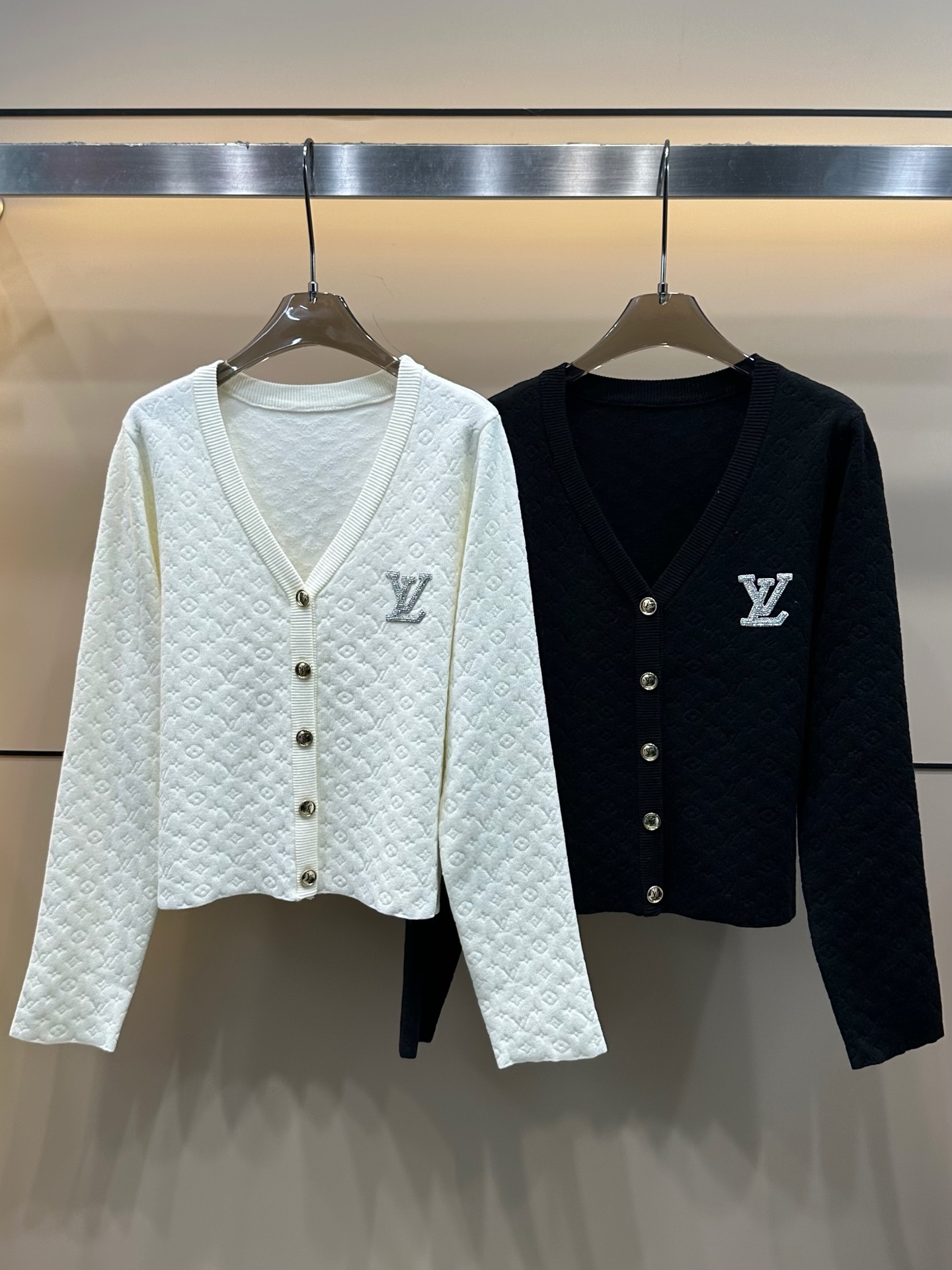 LV高仿白色V領Logo針織開衫外套氣質百搭款｜歐美奢侈品精品推薦