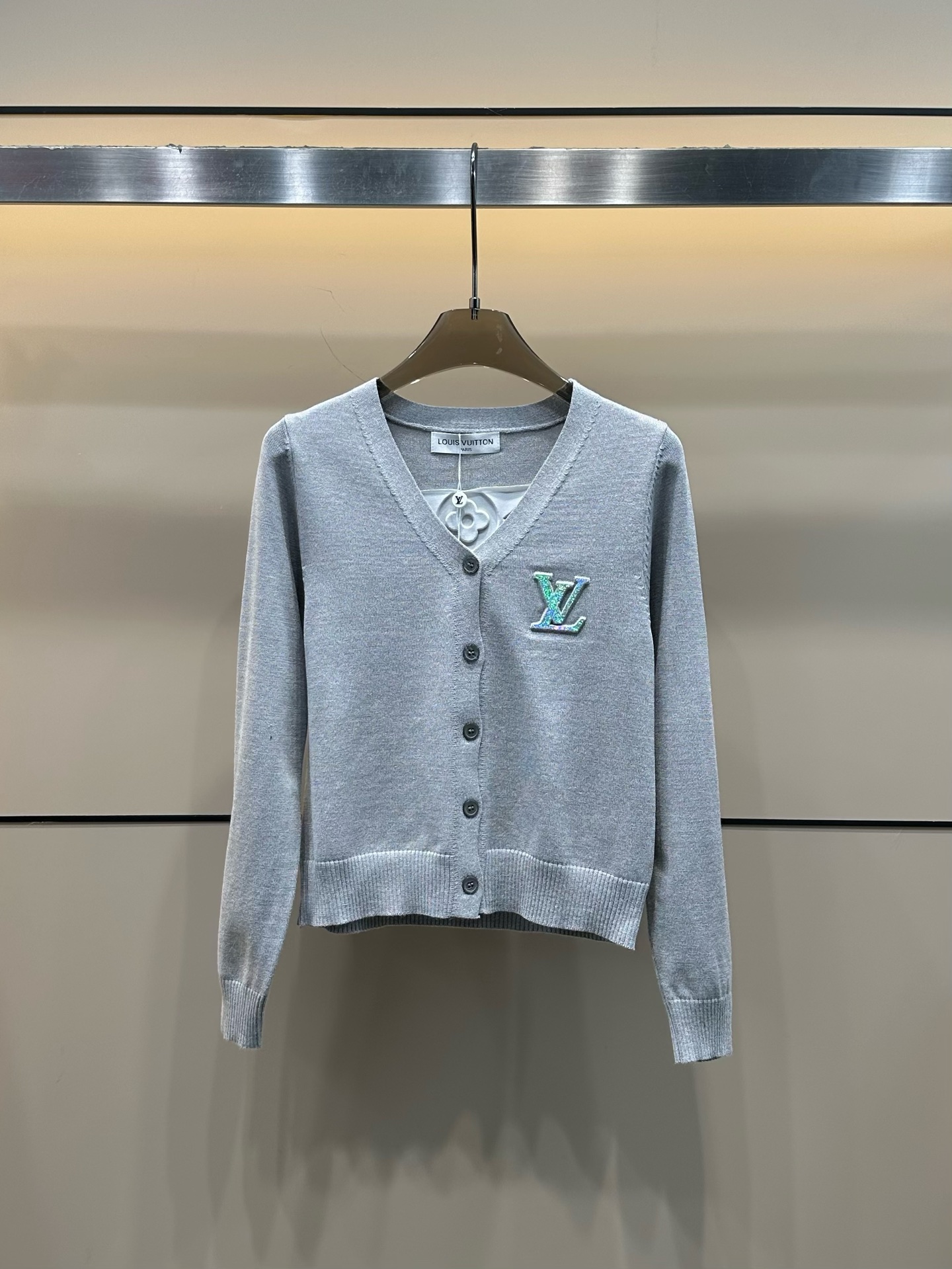 LV一比一白色V領亮片Logo針織開衫外套百搭款｜歐美奢侈品精品推薦