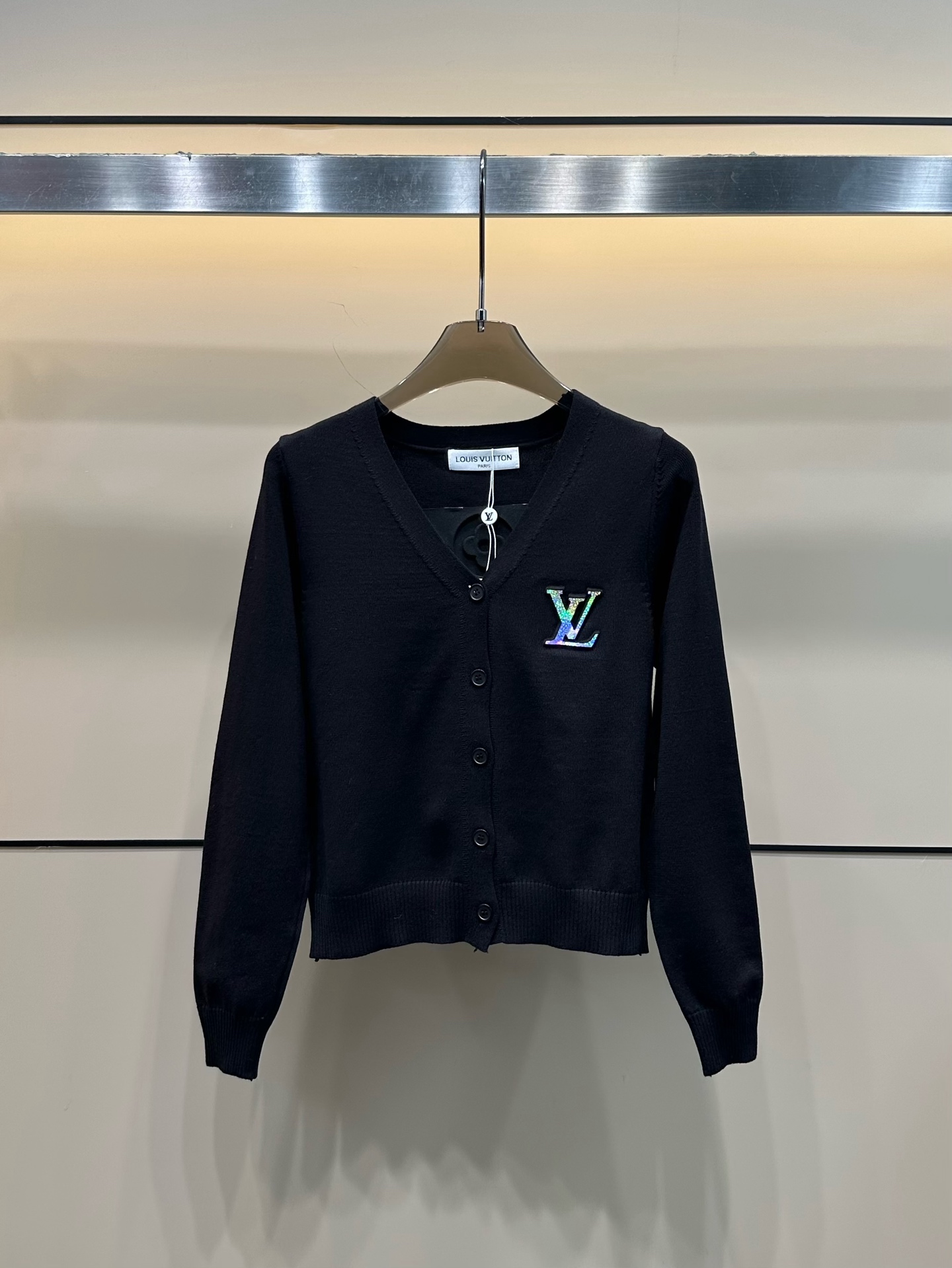 LV一比一白色V領亮片Logo針織開衫外套百搭款｜歐美奢侈品精品推薦