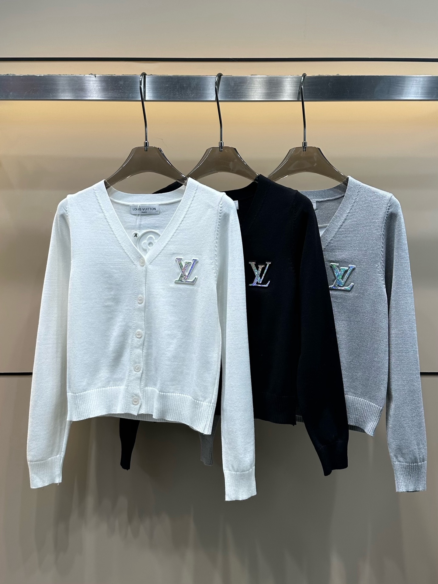 LV一比一白色V領亮片Logo針織開衫外套百搭款｜歐美奢侈品精品推薦