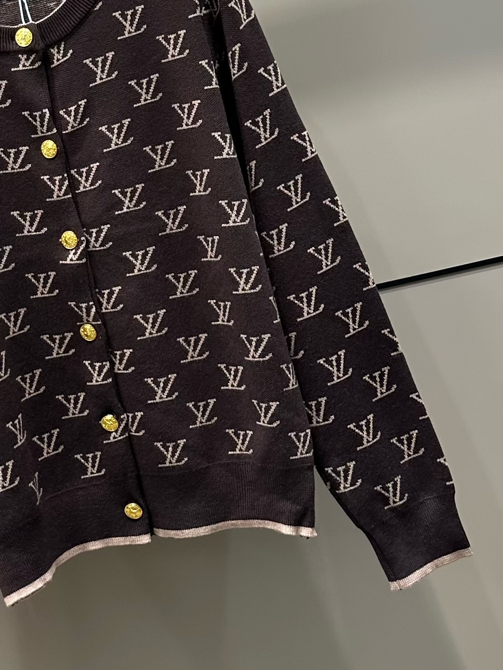 LV 一比一針織外套 女士經典咖色全幅字母設計｜歐美奢侈品精品推薦