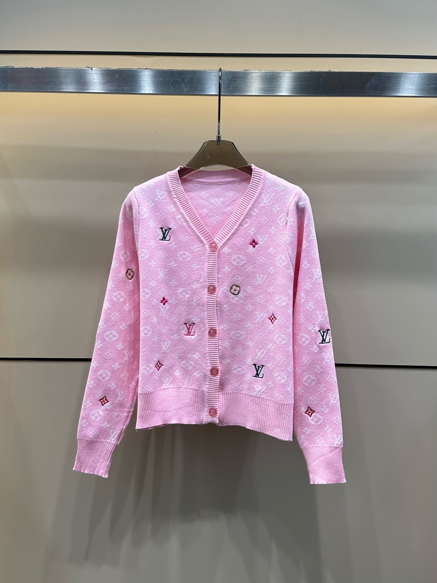LV 一比一針織開衫 粉色經典字母圖案 甜美百搭｜歐美奢侈品精品推薦