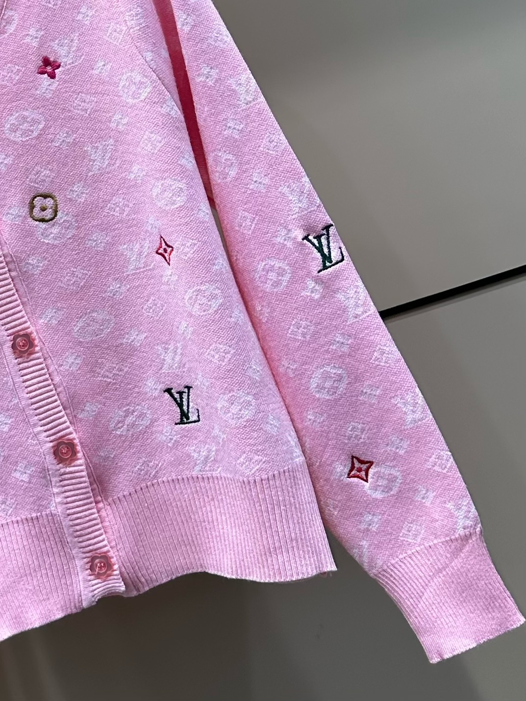 LV 一比一針織開衫 粉色經典字母圖案 甜美百搭｜歐美奢侈品精品推薦