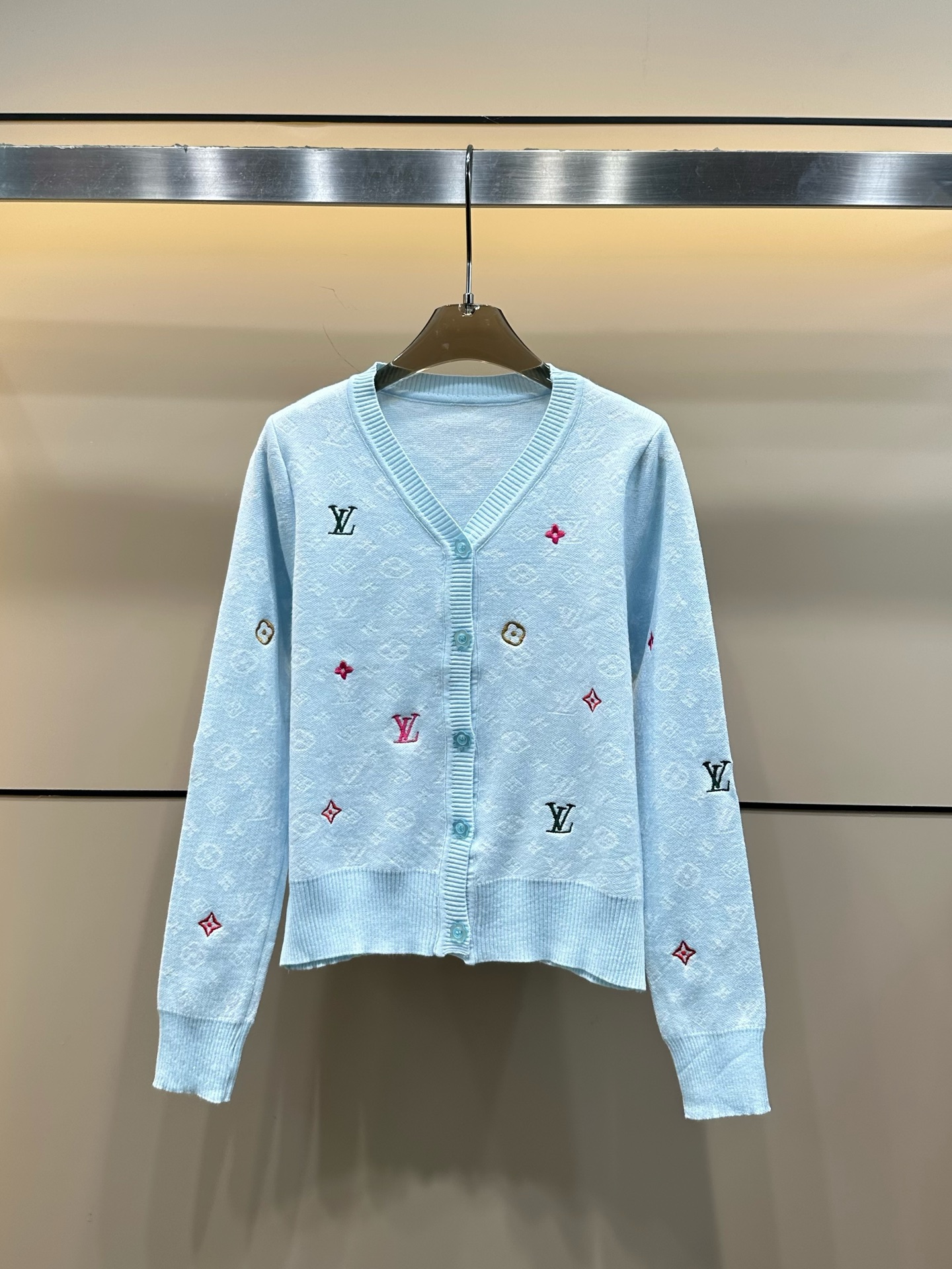 LV 一比一針織開衫 粉色經典字母圖案 甜美百搭｜歐美奢侈品精品推薦