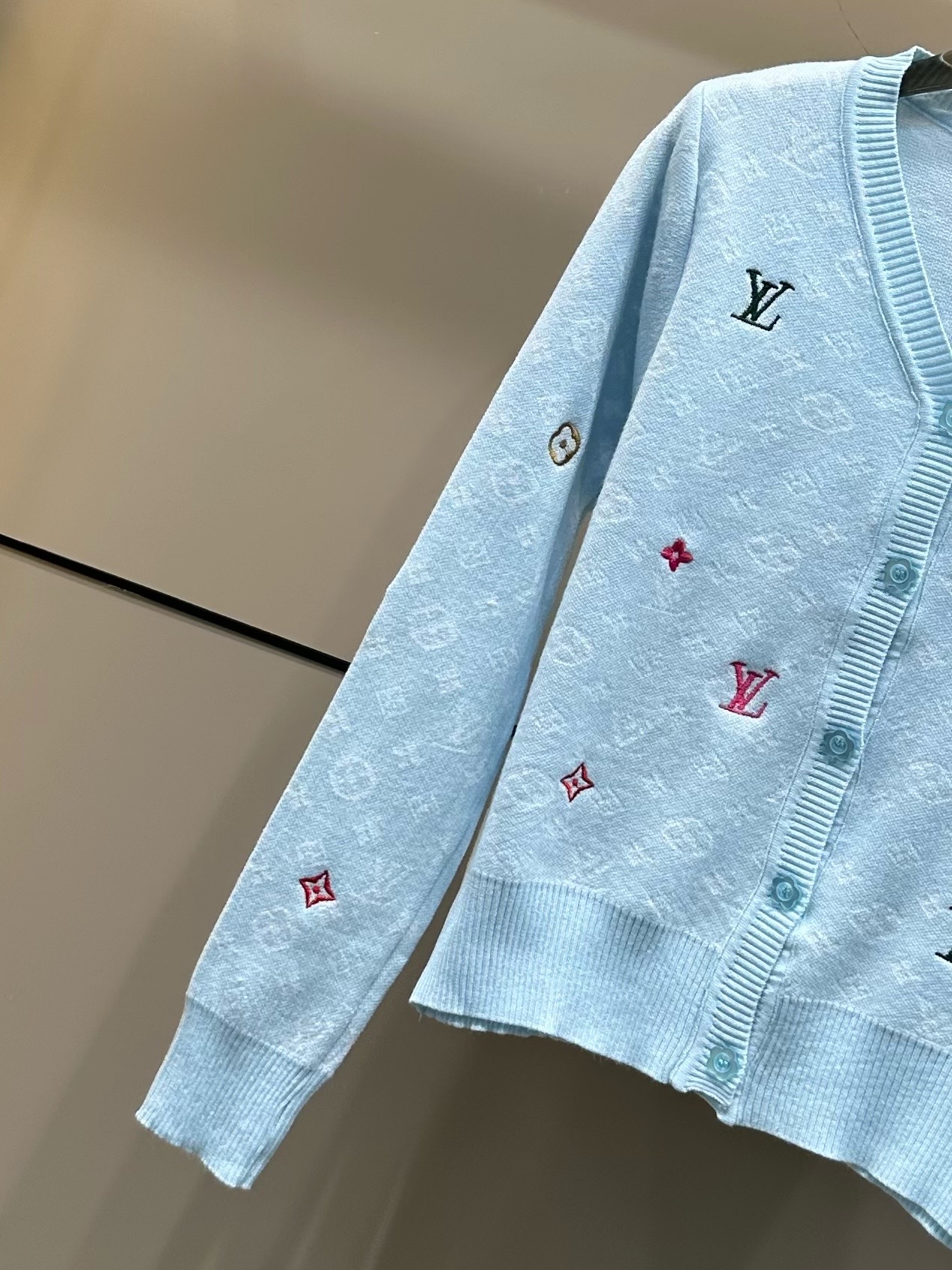 LV 一比一針織開衫 粉色經典字母圖案 甜美百搭｜歐美奢侈品精品推薦