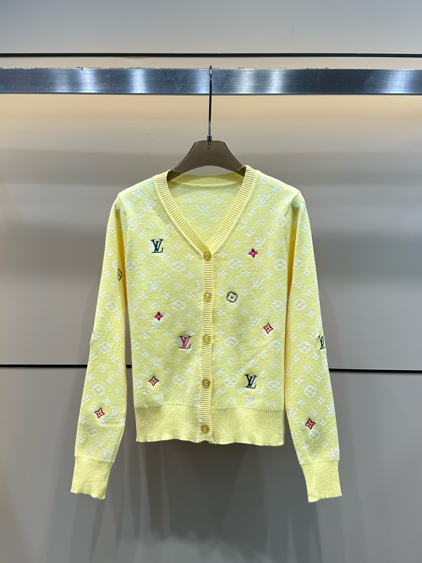 LV 一比一針織開衫 粉色經典字母圖案 甜美百搭｜歐美奢侈品精品推薦