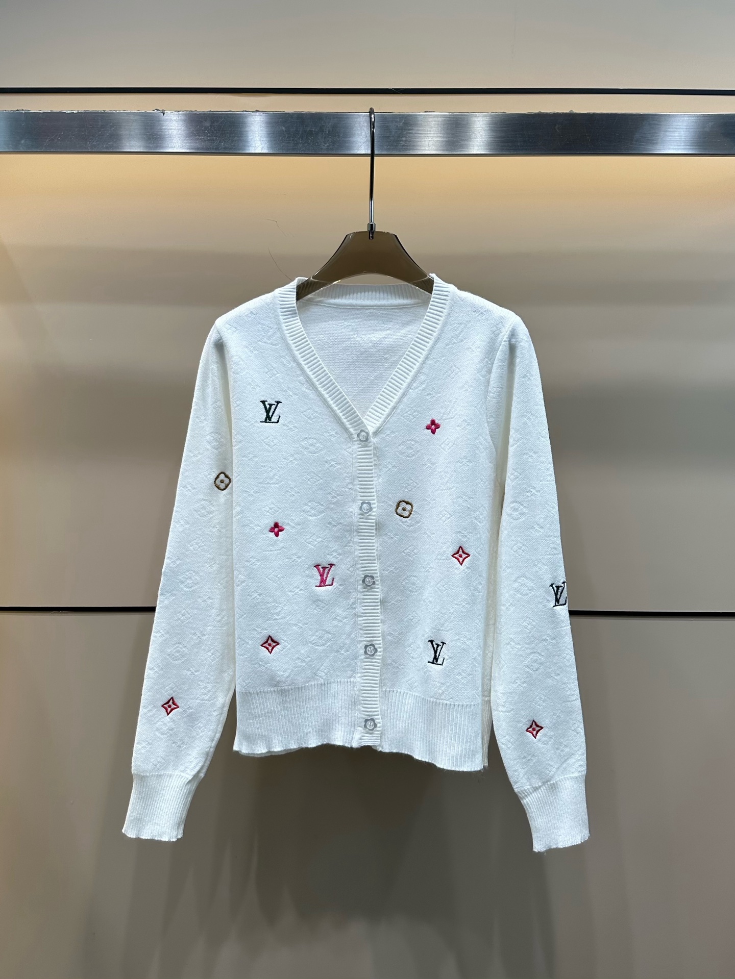 LV 一比一針織開衫 粉色經典字母圖案 甜美百搭｜歐美奢侈品精品推薦