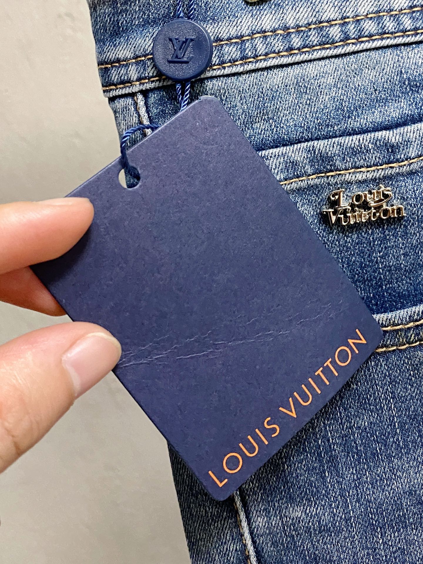 LV原單牛仔長褲水洗藍復古修身剪裁後口袋刺繡款｜歐美奢侈品精品推薦