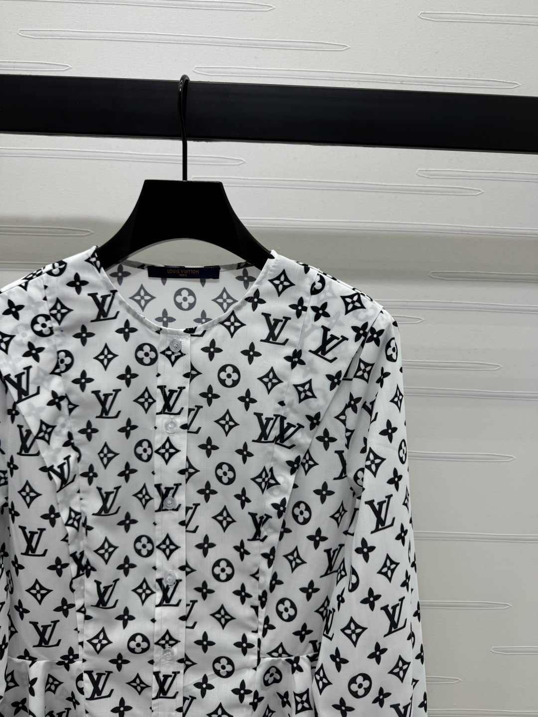 LV精品仿製滿版Monogram襯衫白底黑紋設計感輕薄舒適百搭單品｜歐美奢侈品精品推薦