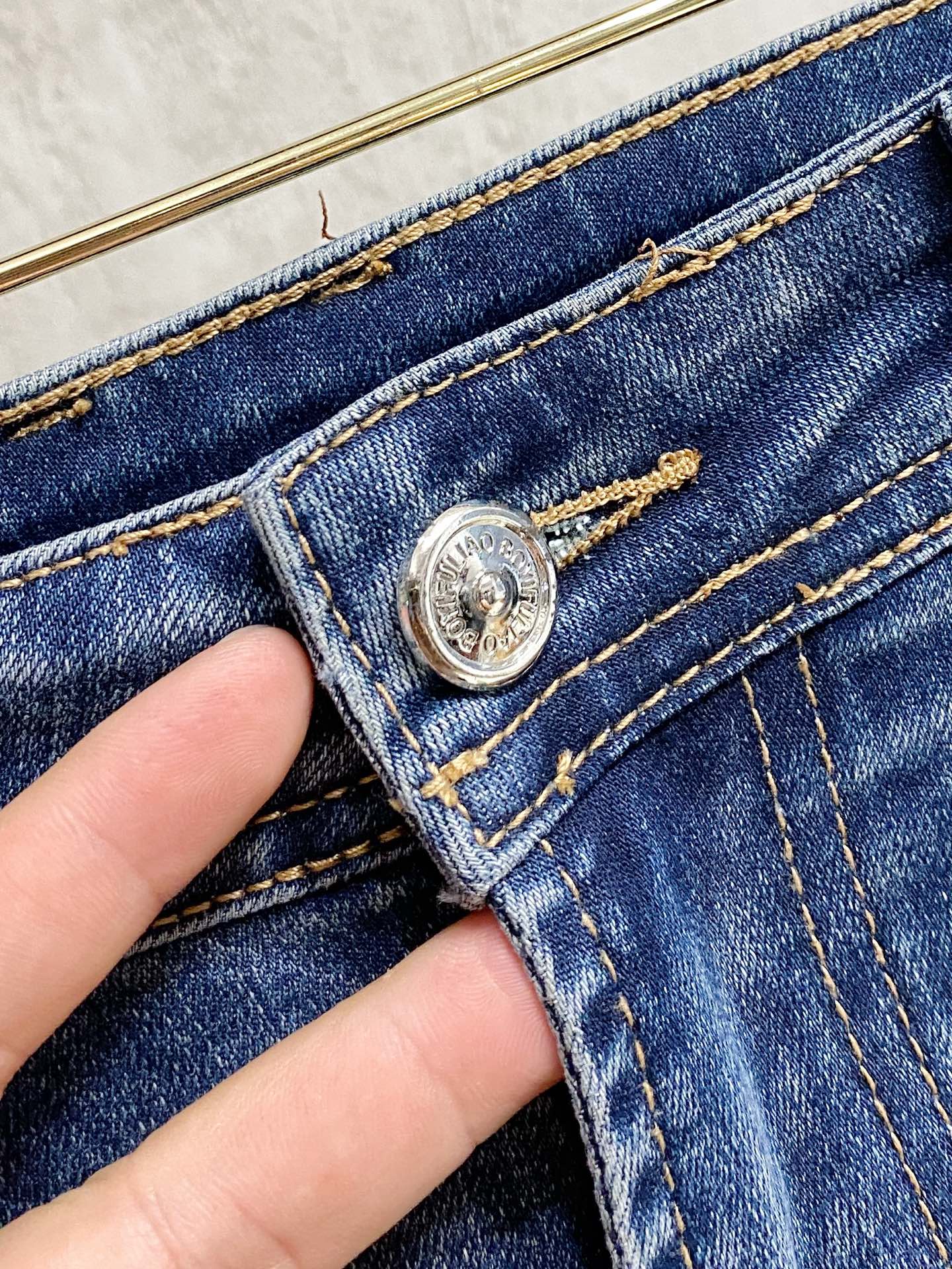 LV原單牛仔長褲水洗藍復古修身剪裁後口袋刺繡款｜歐美奢侈品精品推薦