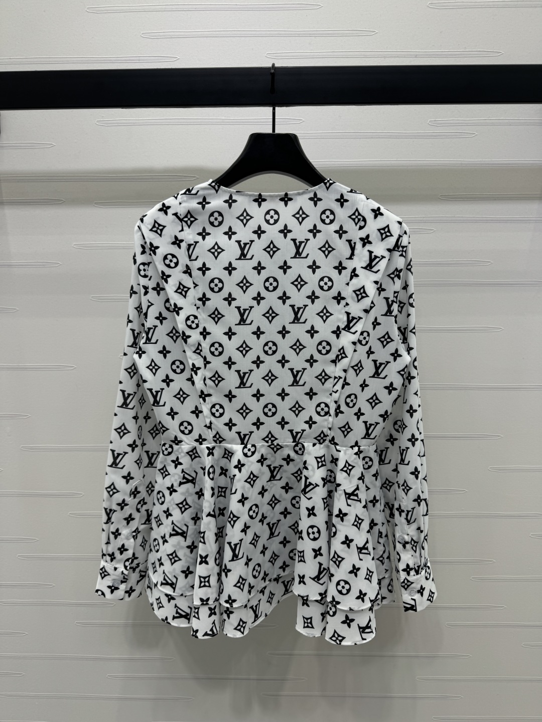 LV精品仿製滿版Monogram襯衫白底黑紋設計感輕薄舒適百搭單品｜歐美奢侈品精品推薦