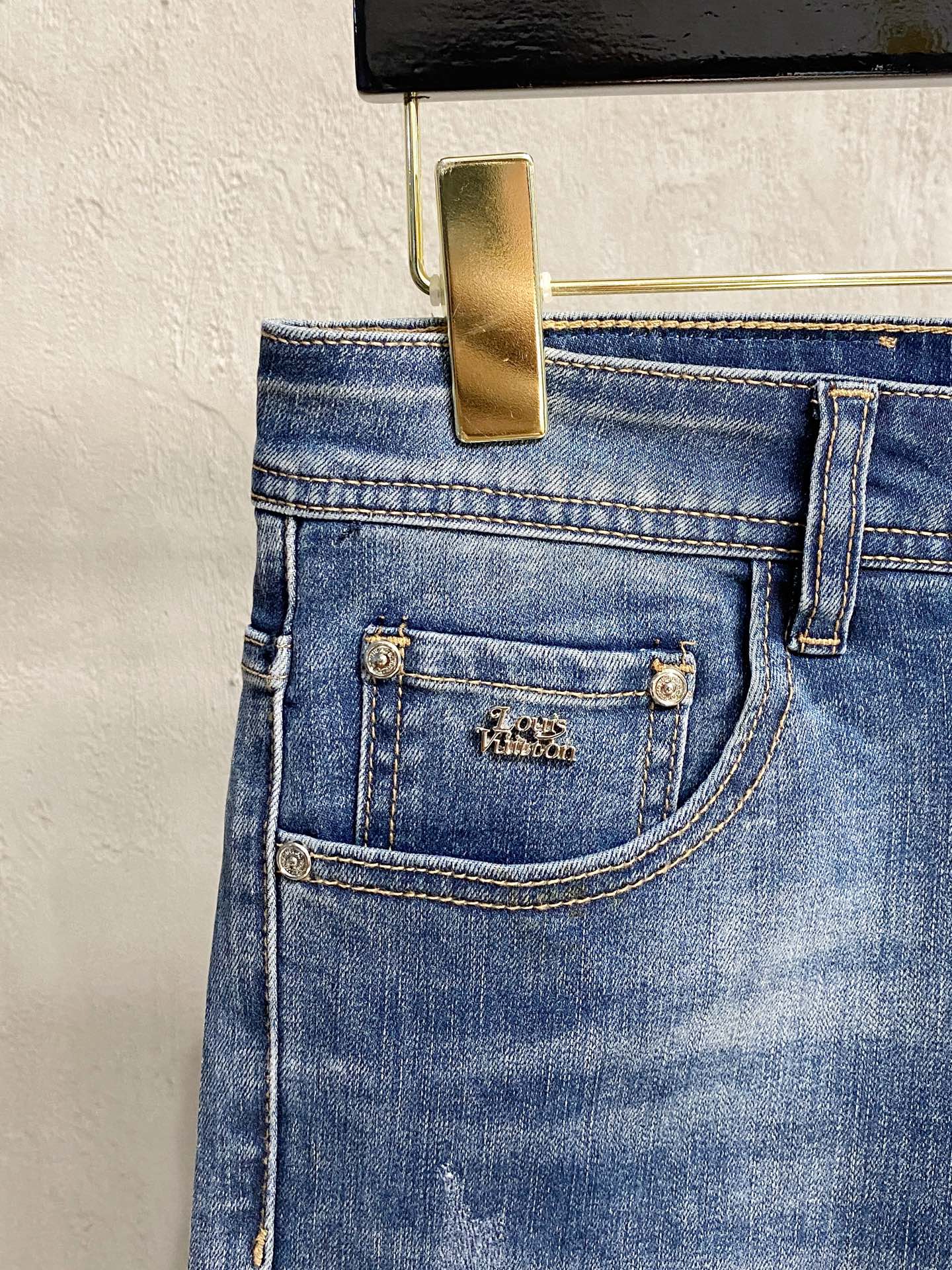 LV原單牛仔長褲水洗藍復古修身剪裁後口袋刺繡款｜歐美奢侈品精品推薦