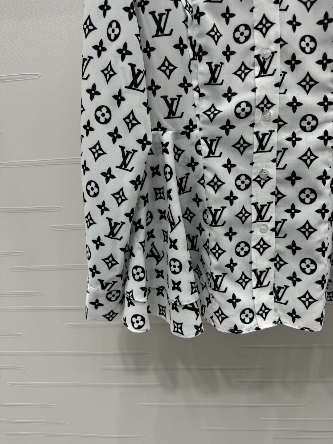 LV精品仿製滿版Monogram襯衫白底黑紋設計感輕薄舒適百搭單品｜歐美奢侈品精品推薦