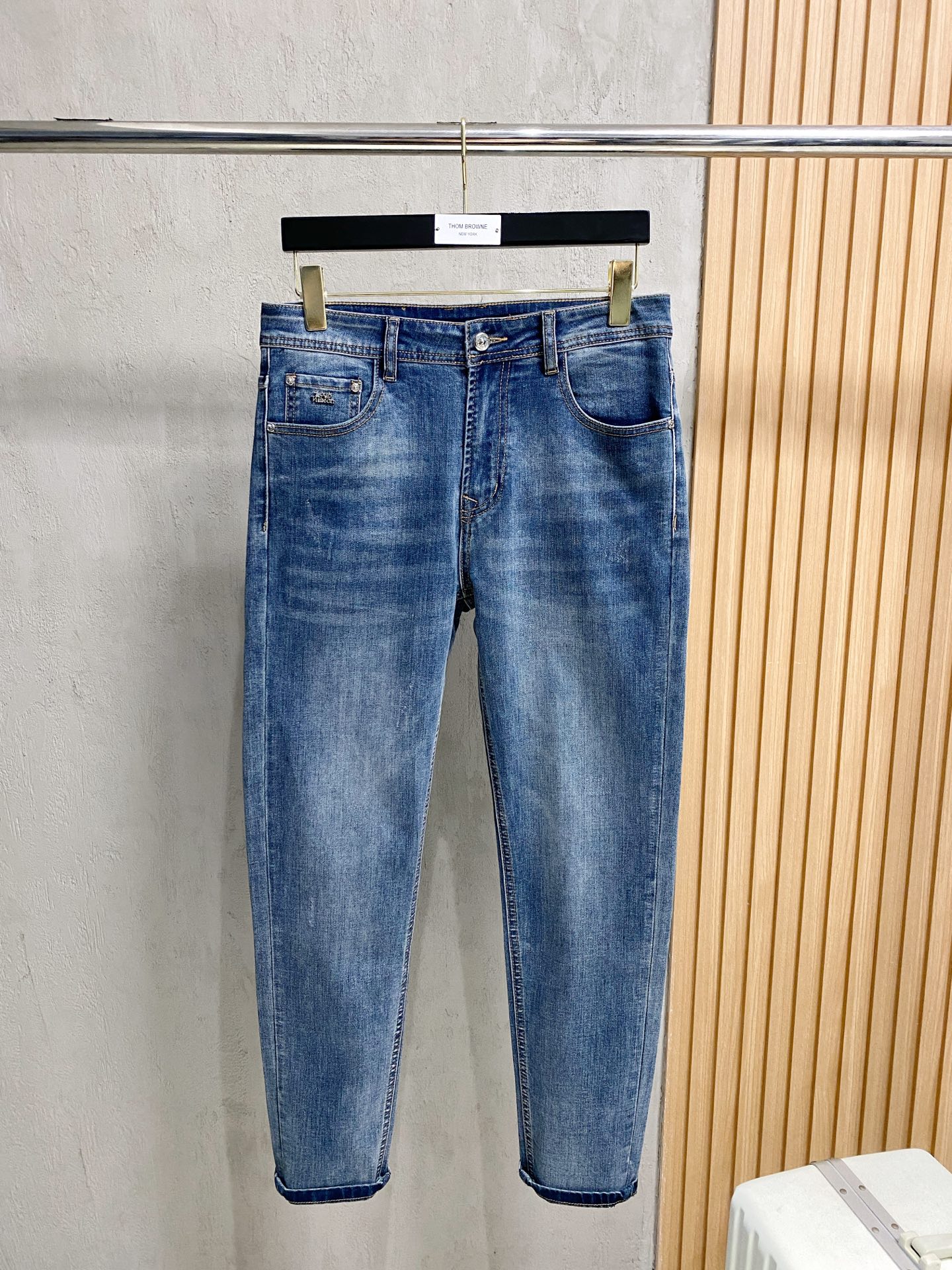 LV原單牛仔長褲水洗藍復古修身剪裁後口袋刺繡款｜歐美奢侈品精品推薦