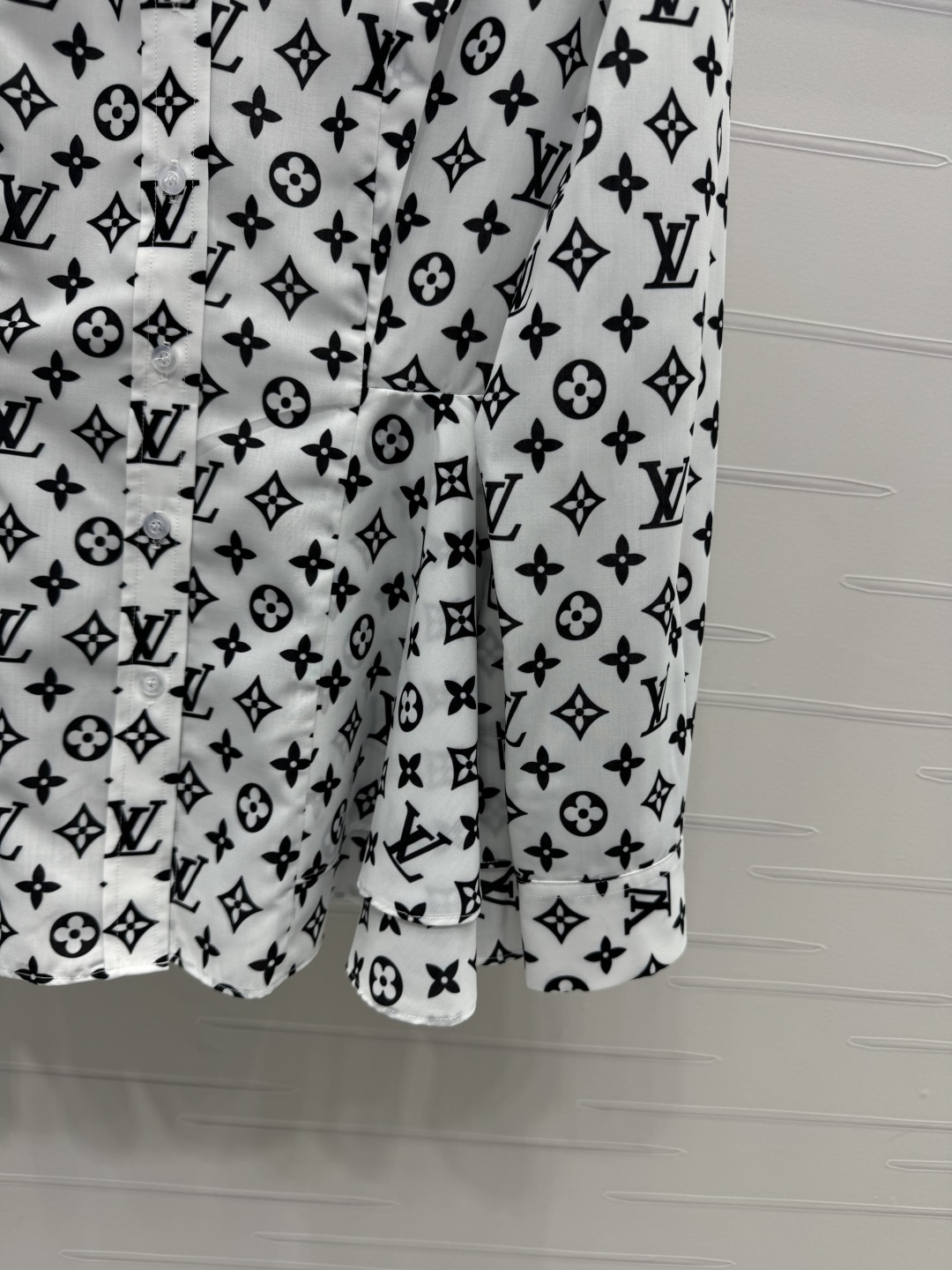 LV精品仿製滿版Monogram襯衫白底黑紋設計感輕薄舒適百搭單品｜歐美奢侈品精品推薦