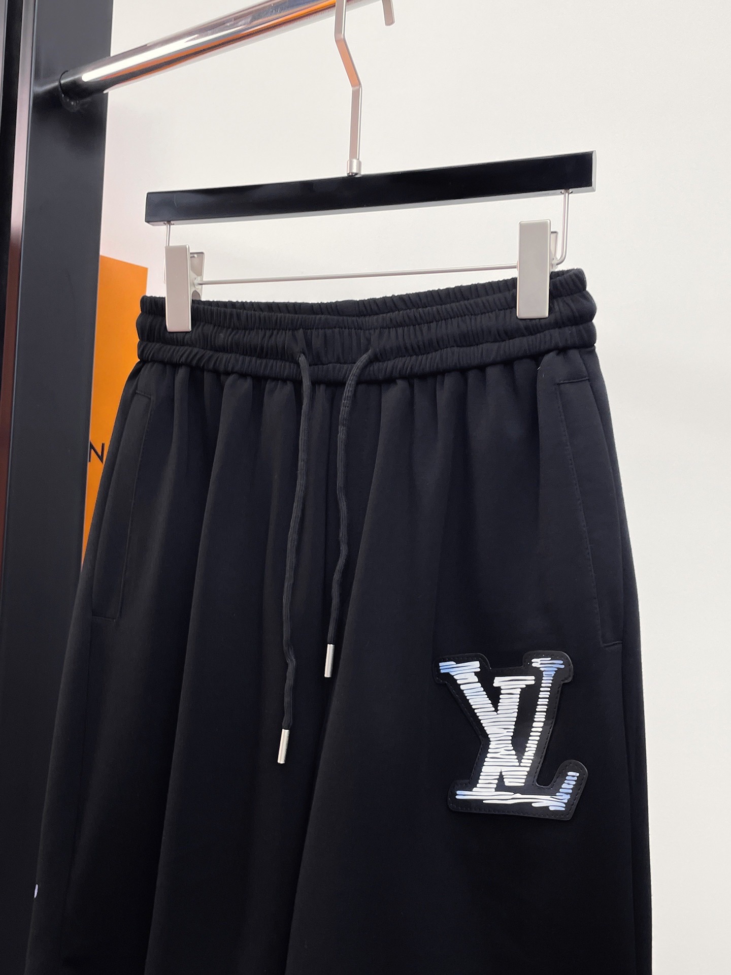 LV高仿黑色短褲刺繡Logo設計感休閒抽繩棉褲舒適實穿推薦款｜歐美奢侈品精品推薦