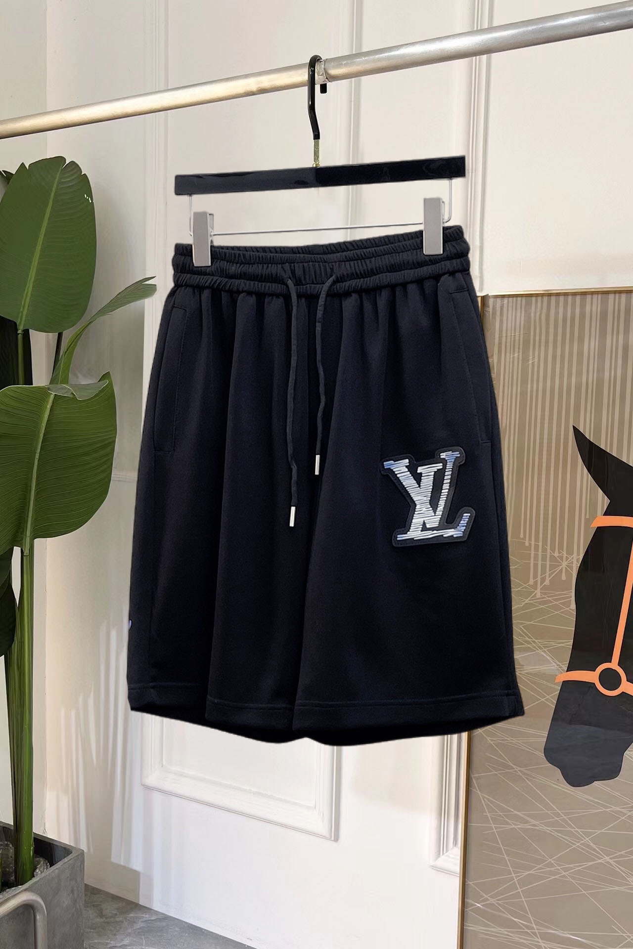 LV高仿黑色短褲刺繡Logo設計感休閒抽繩棉褲舒適實穿推薦款｜歐美奢侈品精品推薦