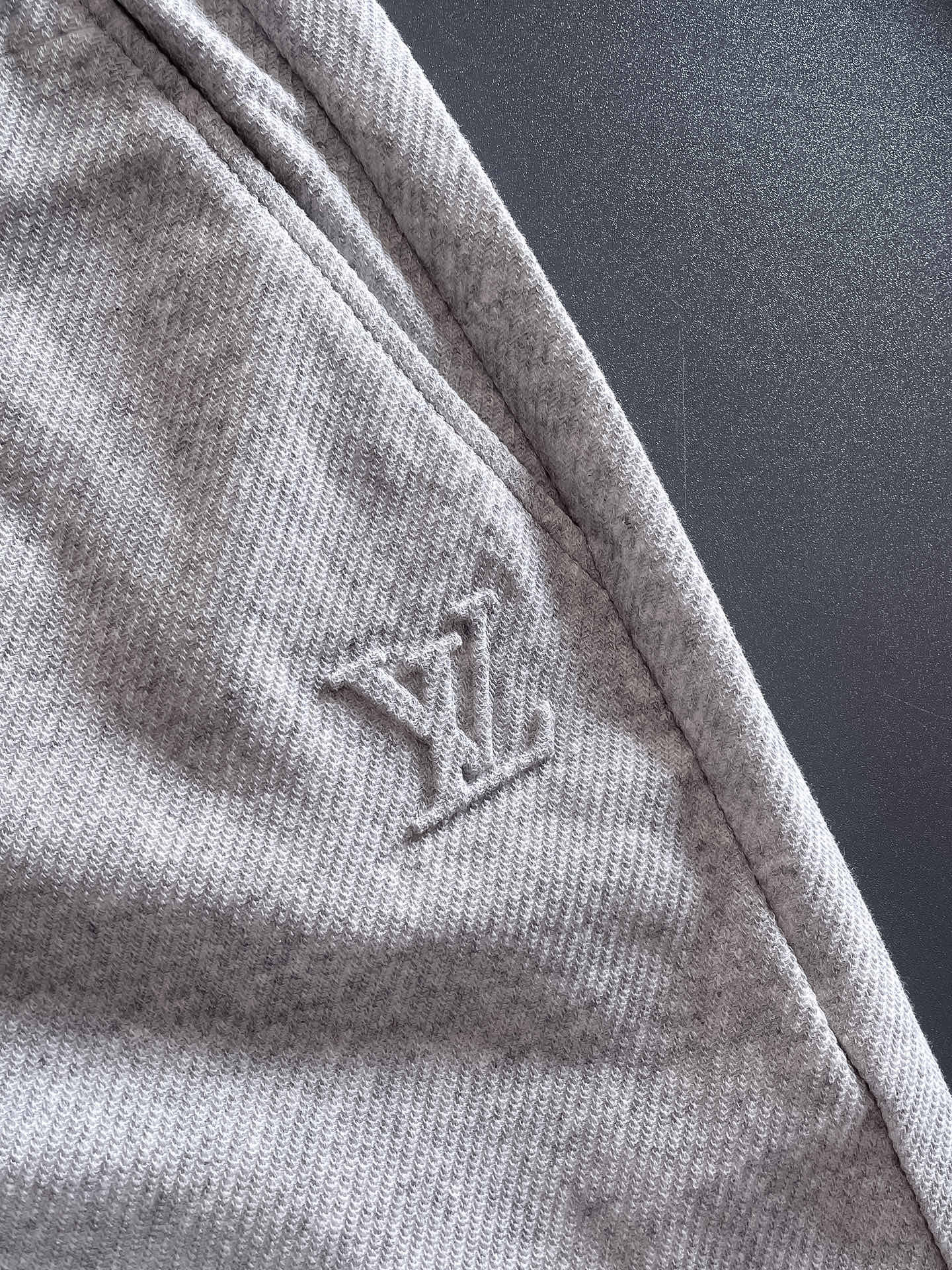 LV原單灰色棉質短褲寬鬆休閒版型刺繡Logo設計簡約好搭款｜歐美奢侈品精品推薦