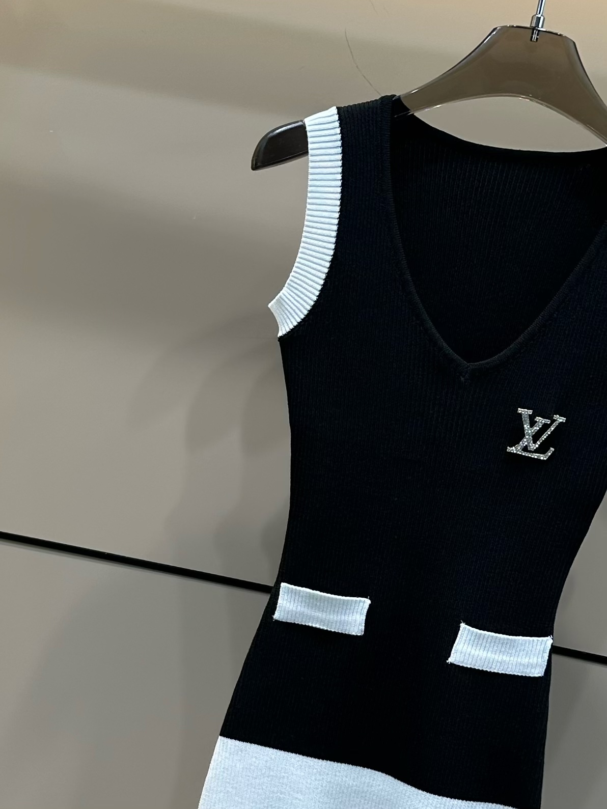 LV A貨女士針織洋裝黑白撞色V領修身無袖裙款｜歐美奢侈品精品推薦