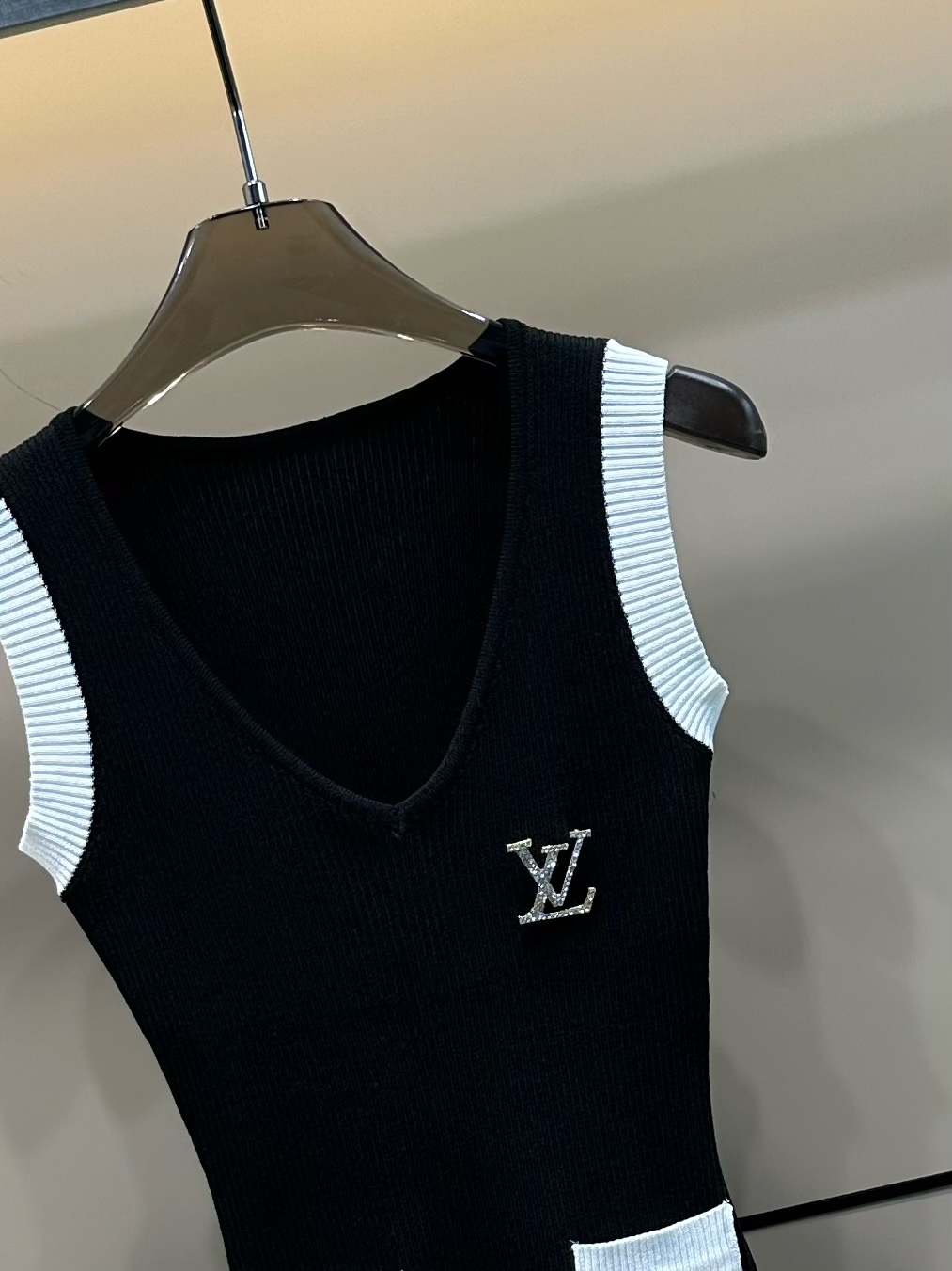 LV A貨女士針織洋裝黑白撞色V領修身無袖裙款｜歐美奢侈品精品推薦