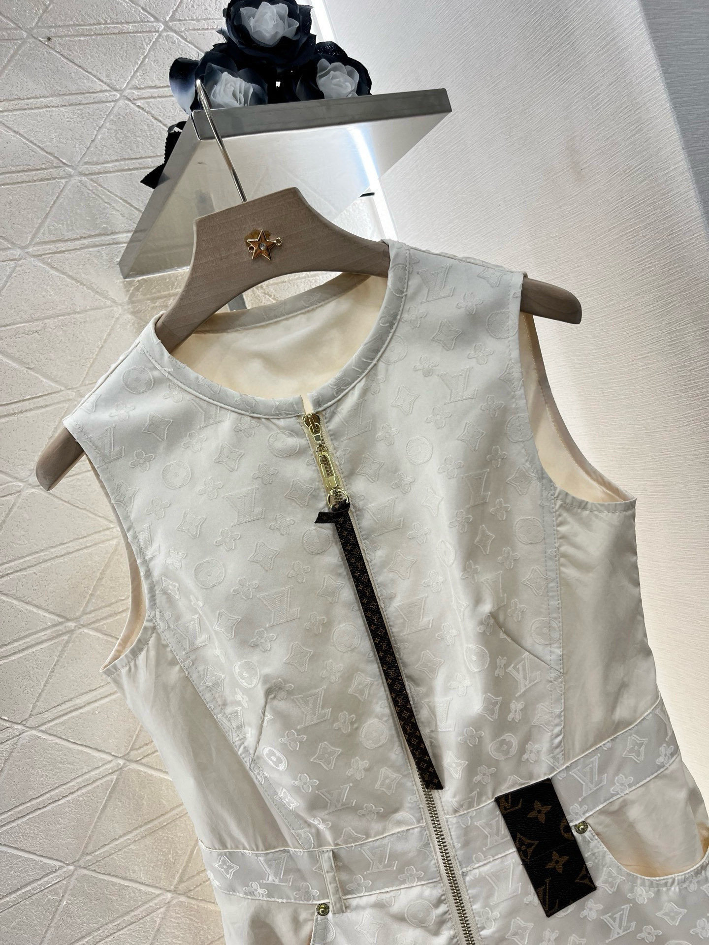 LV 高仿無袖連衣裙 女士白色經典壓紋拉鍊款｜歐美奢侈品精品推薦