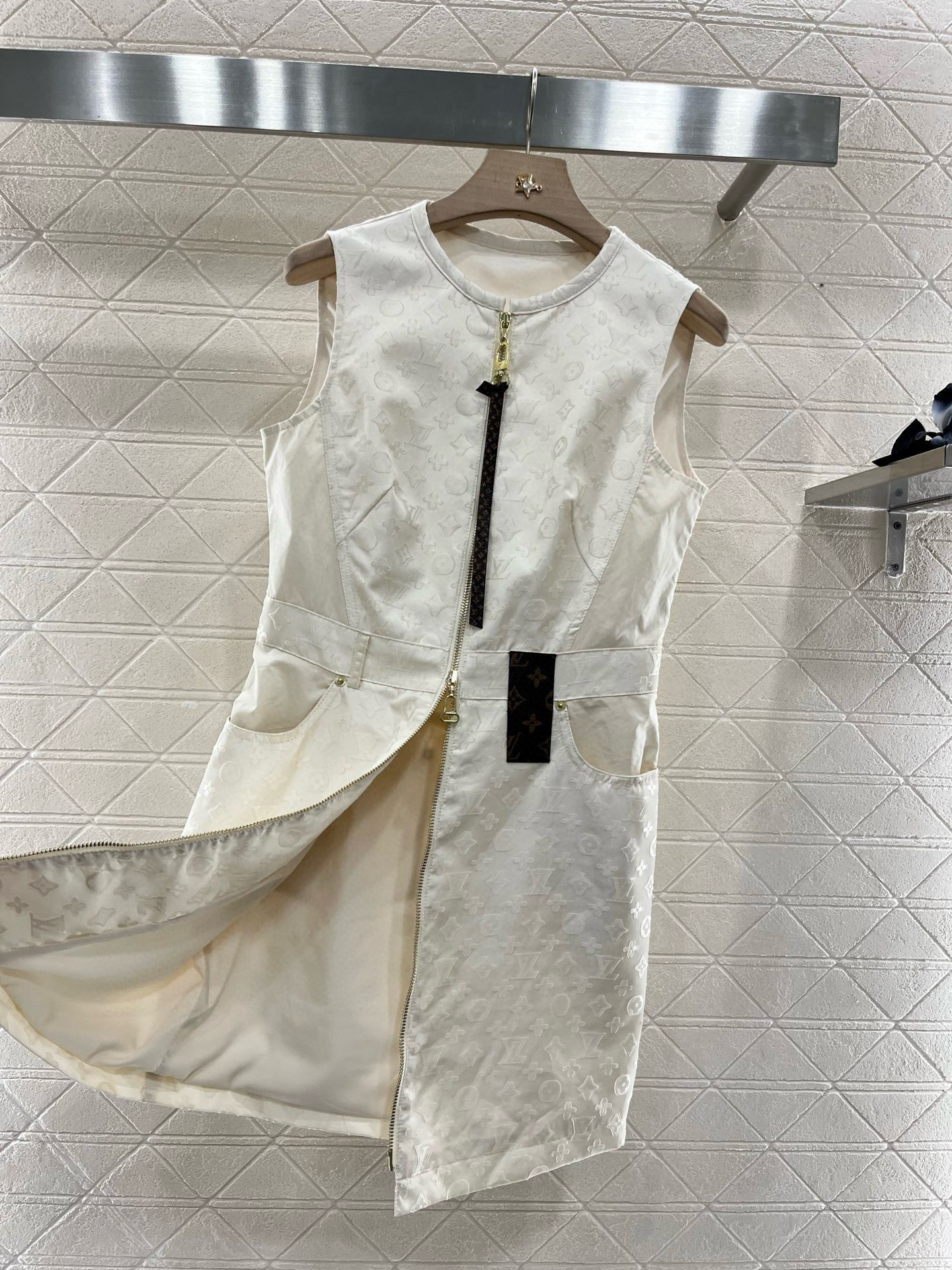 LV 高仿無袖連衣裙 女士白色經典壓紋拉鍊款｜歐美奢侈品精品推薦