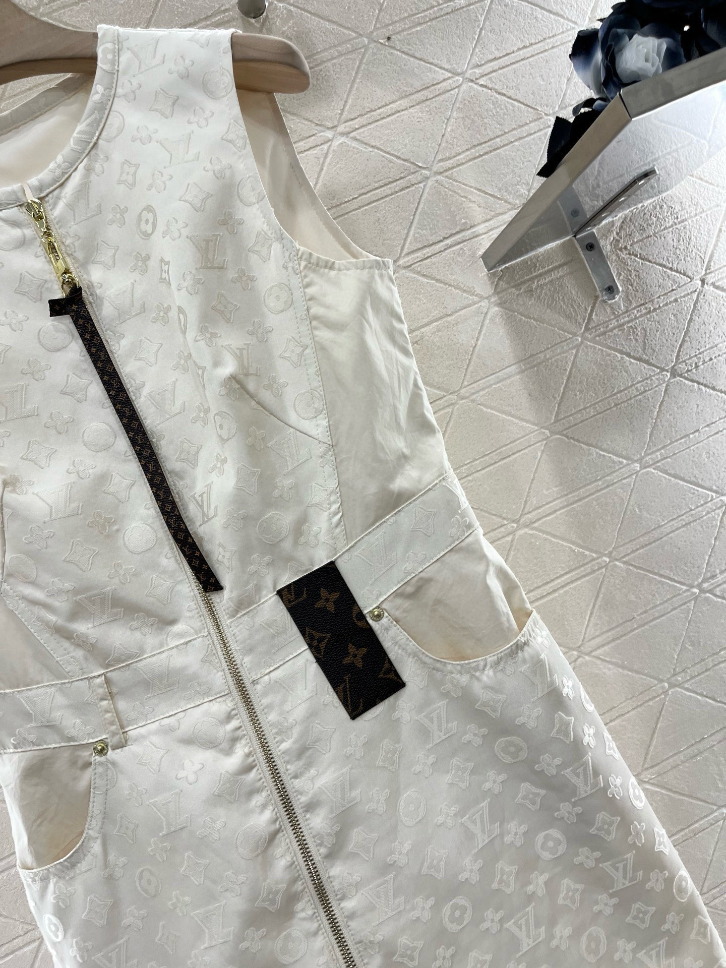LV 高仿無袖連衣裙 女士白色經典壓紋拉鍊款｜歐美奢侈品精品推薦