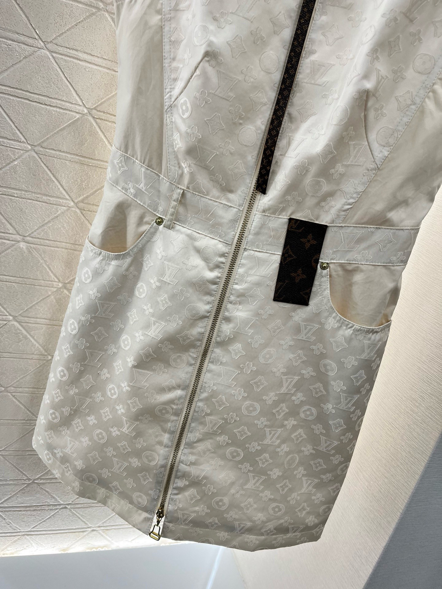 LV 高仿無袖連衣裙 女士白色經典壓紋拉鍊款｜歐美奢侈品精品推薦