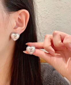 LV高仿銀色愛心耳釘甜美百搭立體Logo設計