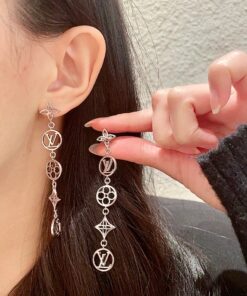 LV高仿銀色長款Logo耳環時尚優雅垂墜設計