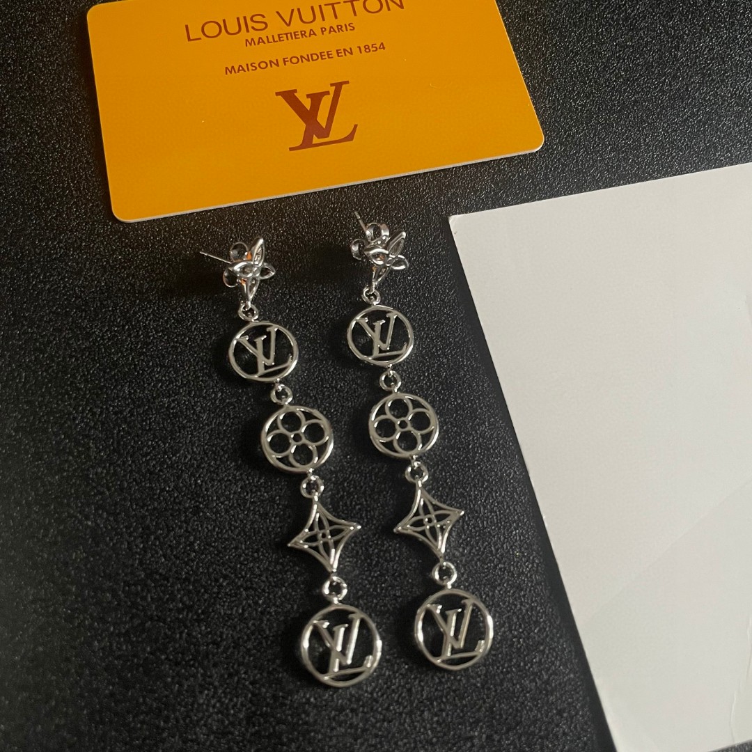 LV高仿銀色長款Logo耳環時尚優雅垂墜設計｜歐美奢侈品精品推薦