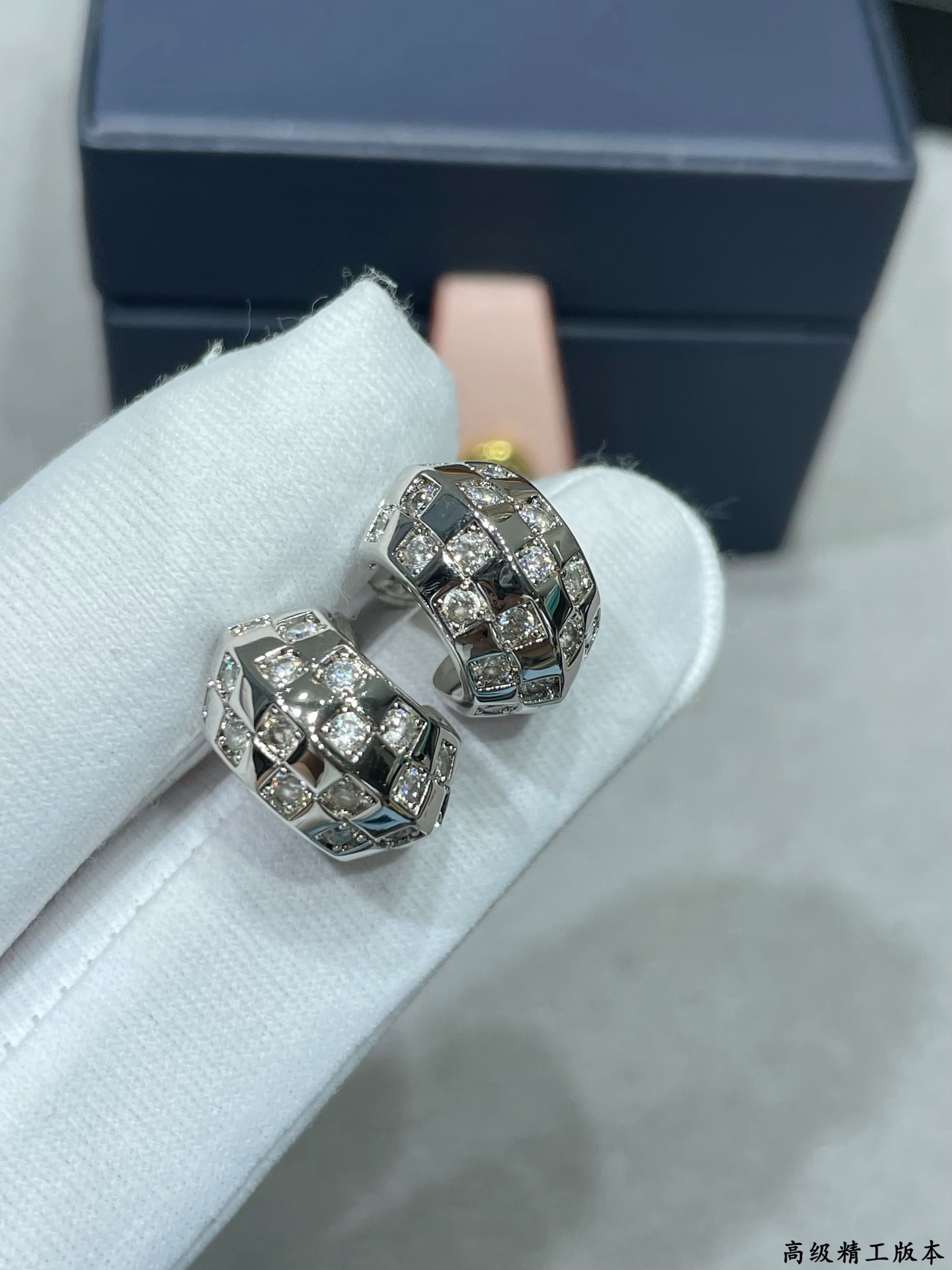 LV高仿女士幾何棋盤滿鑽耳環 金色貼耳設計氣質百搭｜歐美奢侈品精品推薦
