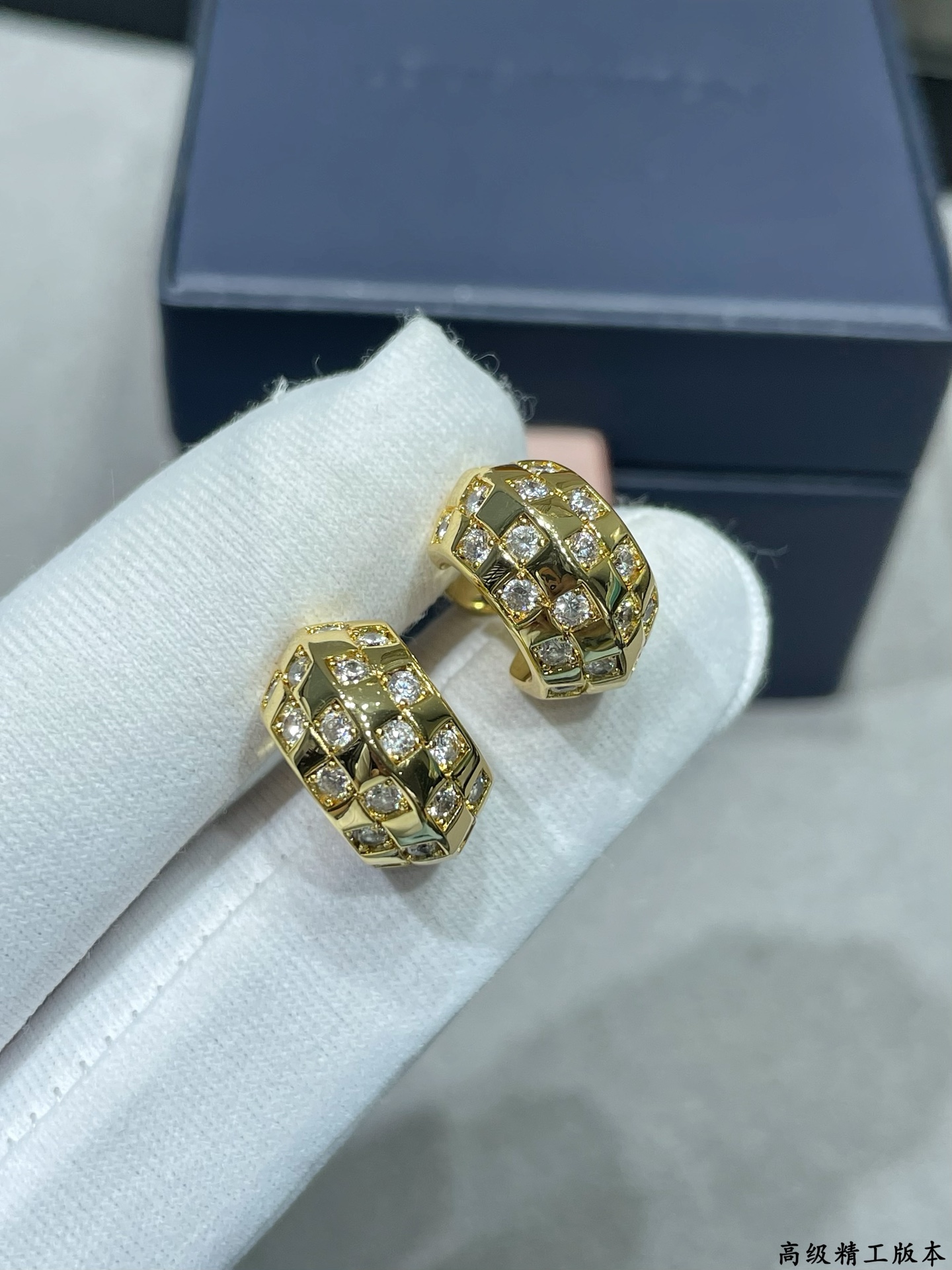 LV高仿女士幾何棋盤滿鑽耳環 金色貼耳設計氣質百搭｜歐美奢侈品精品推薦