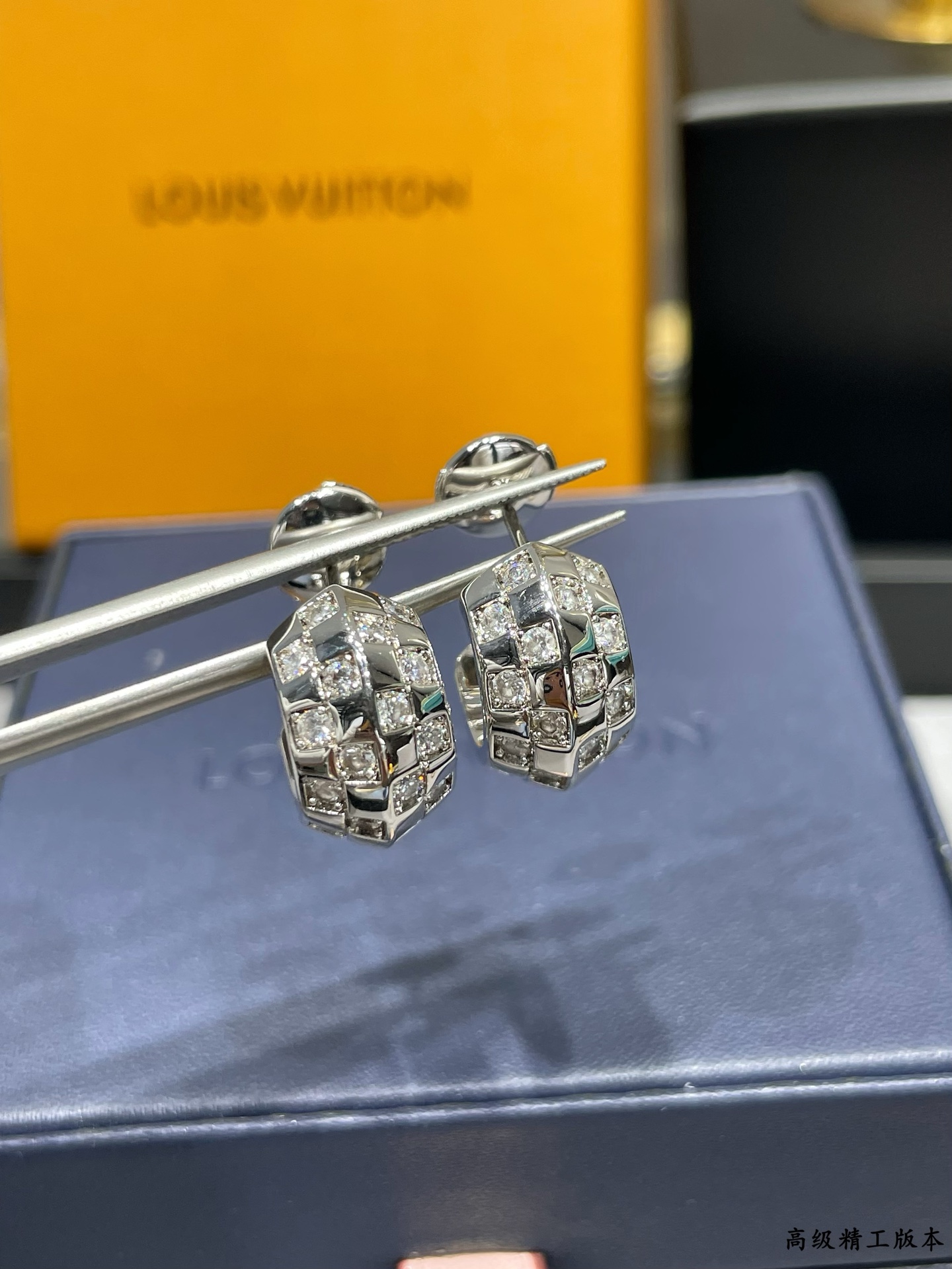 LV高仿女士幾何棋盤滿鑽耳環 金色貼耳設計氣質百搭｜歐美奢侈品精品推薦