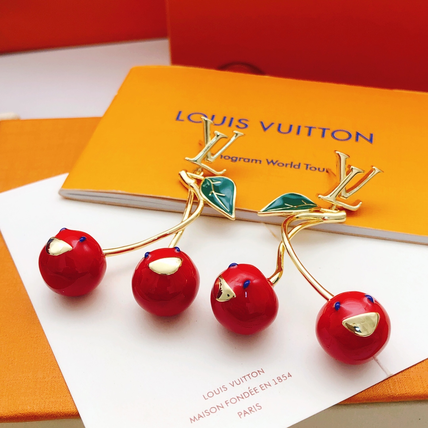 LV高仿紅櫻桃耳環綠葉造型俏皮雙果吊飾款｜歐美奢侈品精品推薦